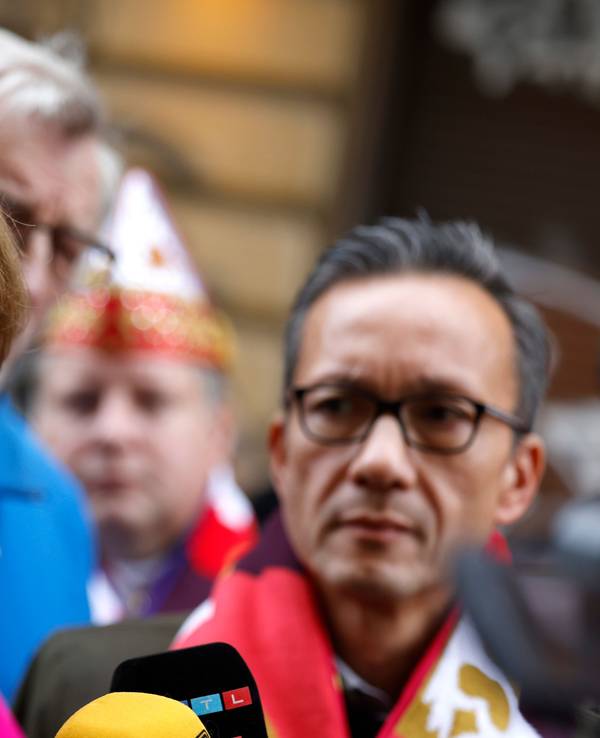 Henriette Reker (l), Oberbürgermeisterin von Köln, und Falk Schnabel, Polizeipräsident von Köln, geben nach einem Rundgang auf der Zülpicher Straße ein Statement ab.