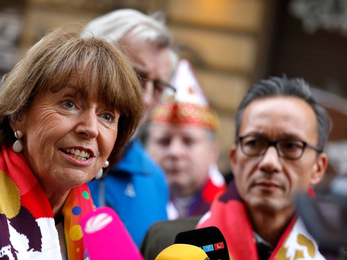 Henriette Reker (l), Oberbürgermeisterin von Köln, und Falk Schnabel, Polizeipräsident von Köln, geben nach einem Rundgang auf der Zülpicher Straße ein Statement ab.