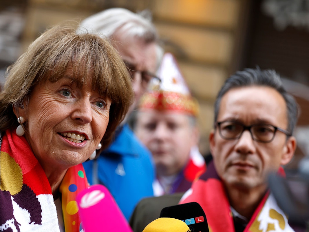 Henriette Reker (l), Oberbürgermeisterin von Köln, und Falk Schnabel, Polizeipräsident von Köln, geben nach einem Rundgang auf der Zülpicher Straße ein Statement ab.