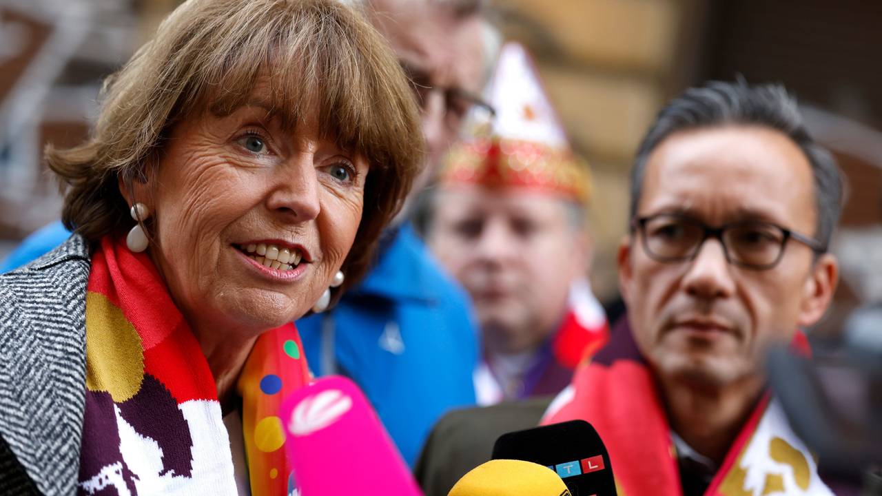 Henriette Reker (l), Oberbürgermeisterin von Köln, und Falk Schnabel, Polizeipräsident von Köln, geben nach einem Rundgang auf der Zülpicher Straße ein Statement ab.