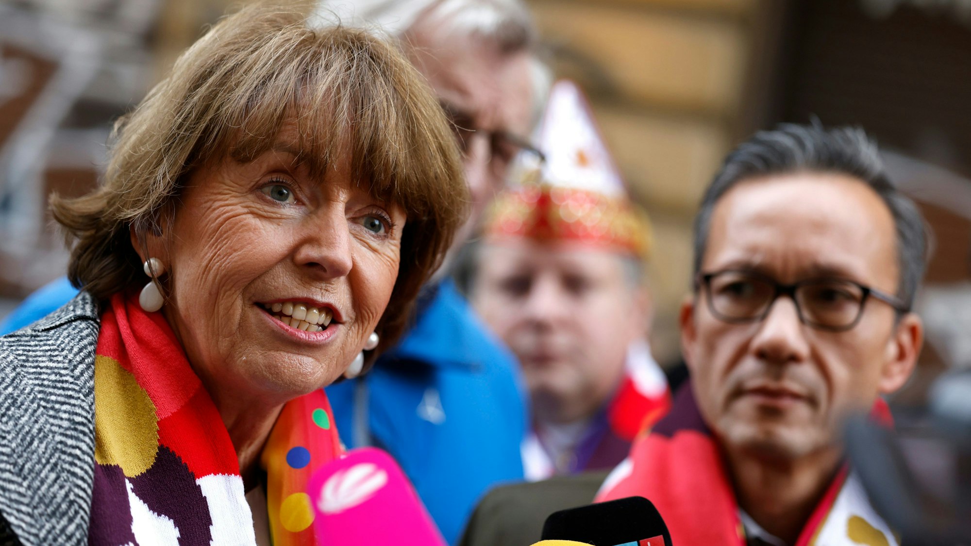 Henriette Reker (l), Oberbürgermeisterin von Köln, und Falk Schnabel, Polizeipräsident von Köln, geben nach einem Rundgang auf der Zülpicher Straße ein Statement ab.