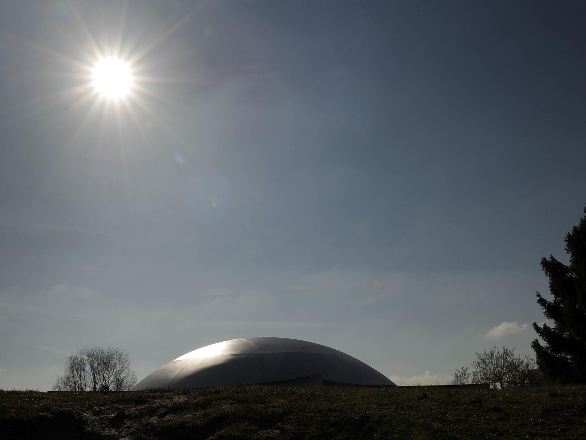Die Sonne über der ehemaligen Raketenstation auf der Museumsinsel Hombroich