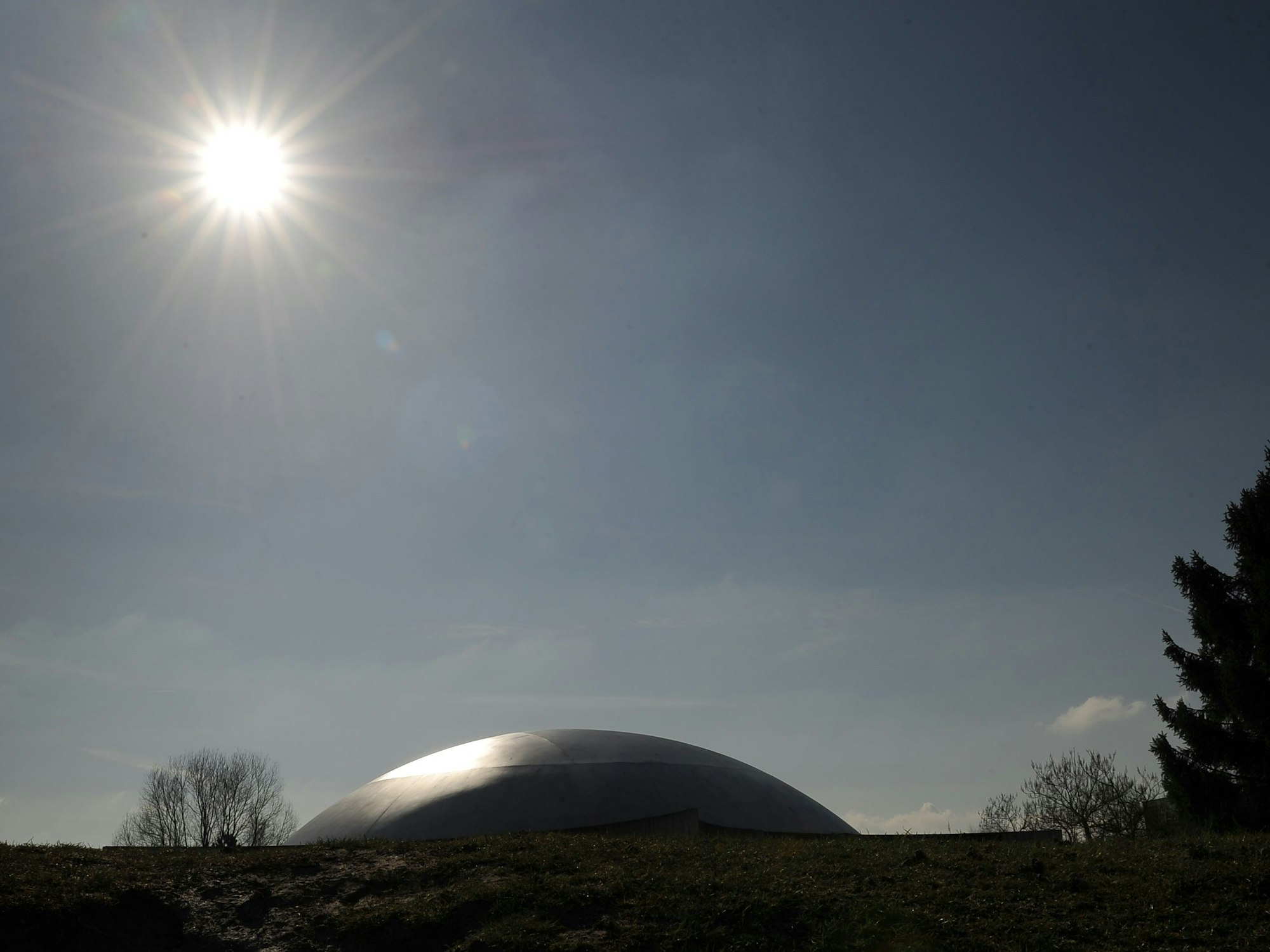 Die Sonne über der ehemaligen Raketenstation auf der Museumsinsel Hombroich