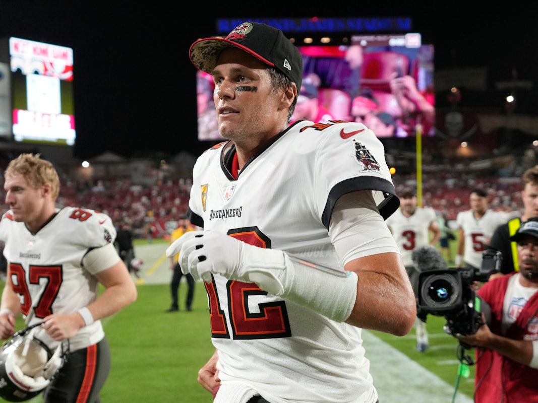 Tampa Bay Buccaneers Tom Brady (r.) rennt nach der Partie gegen die Los Angeles Rams vom Feld.