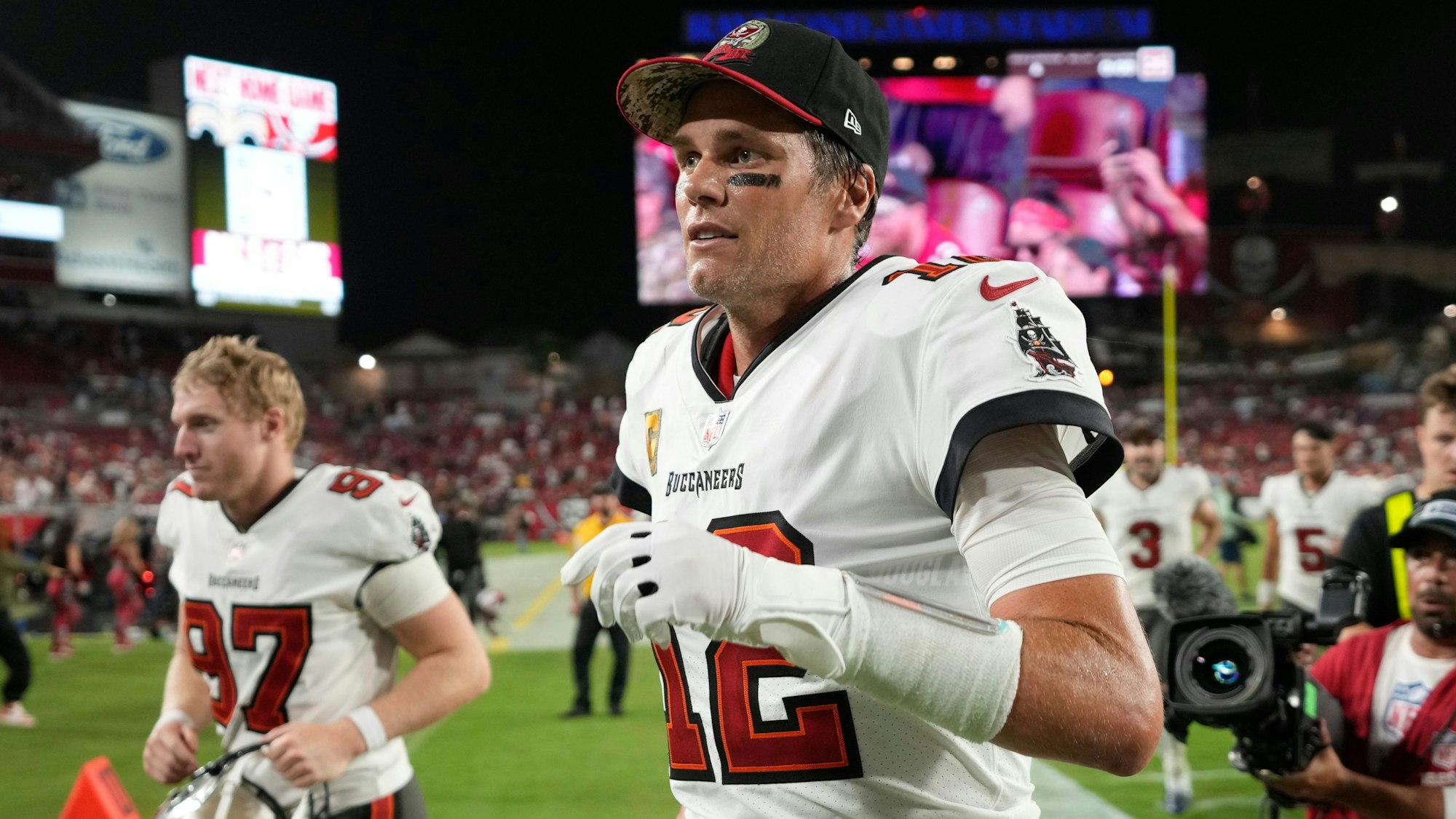 Tampa Bay Buccaneers Tom Brady (r.) rennt nach der Partie gegen die Los Angeles Rams vom Feld.