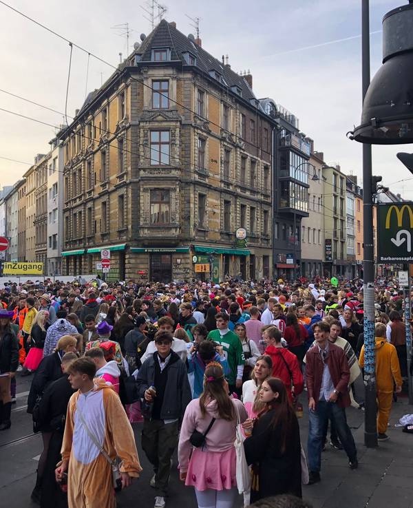 Das Geschehen auf der Zülpicher Straße am 11.11. in Köln.