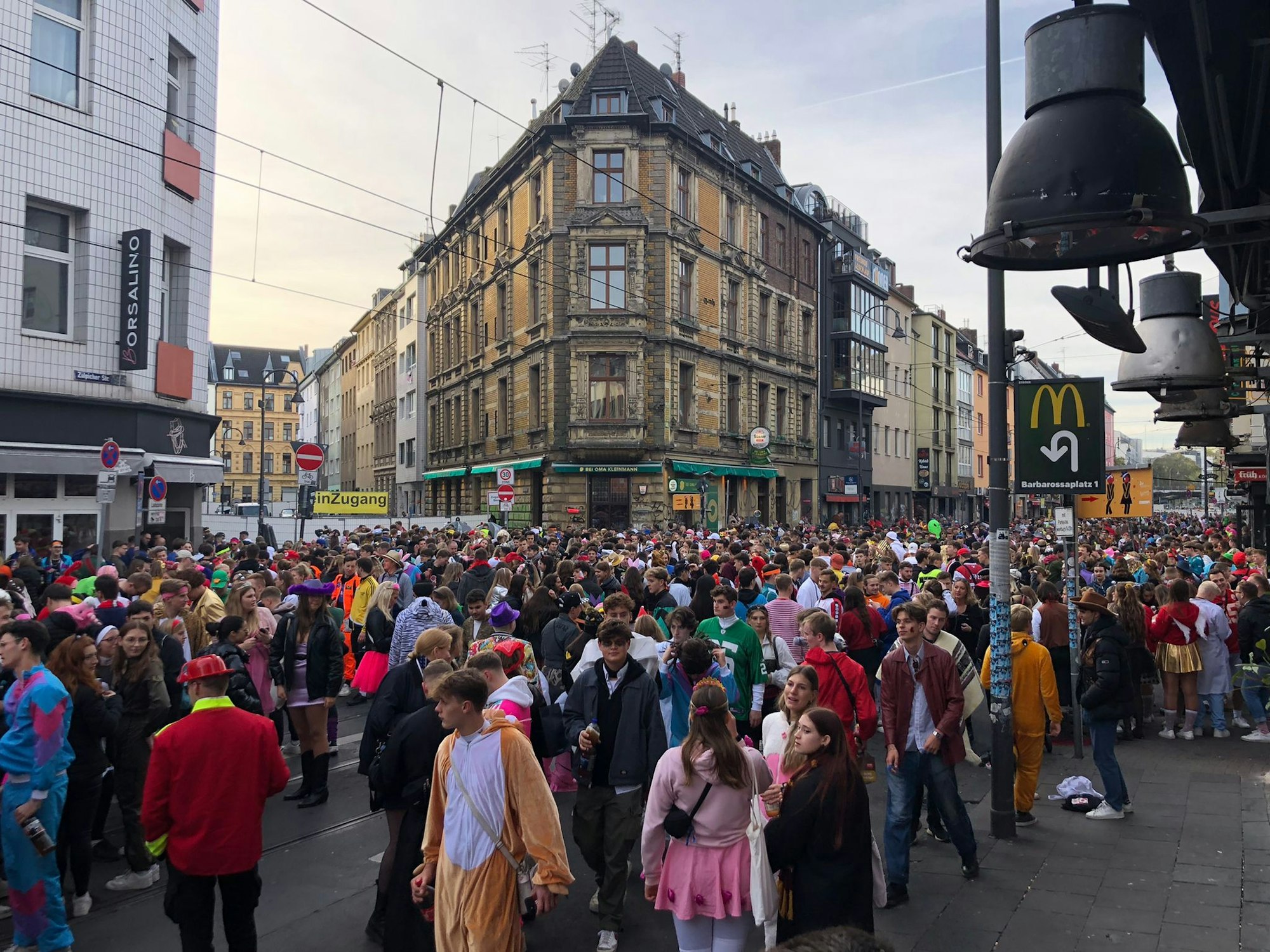 Das Geschehen auf der Zülpicher Straße am 11.11. in Köln.