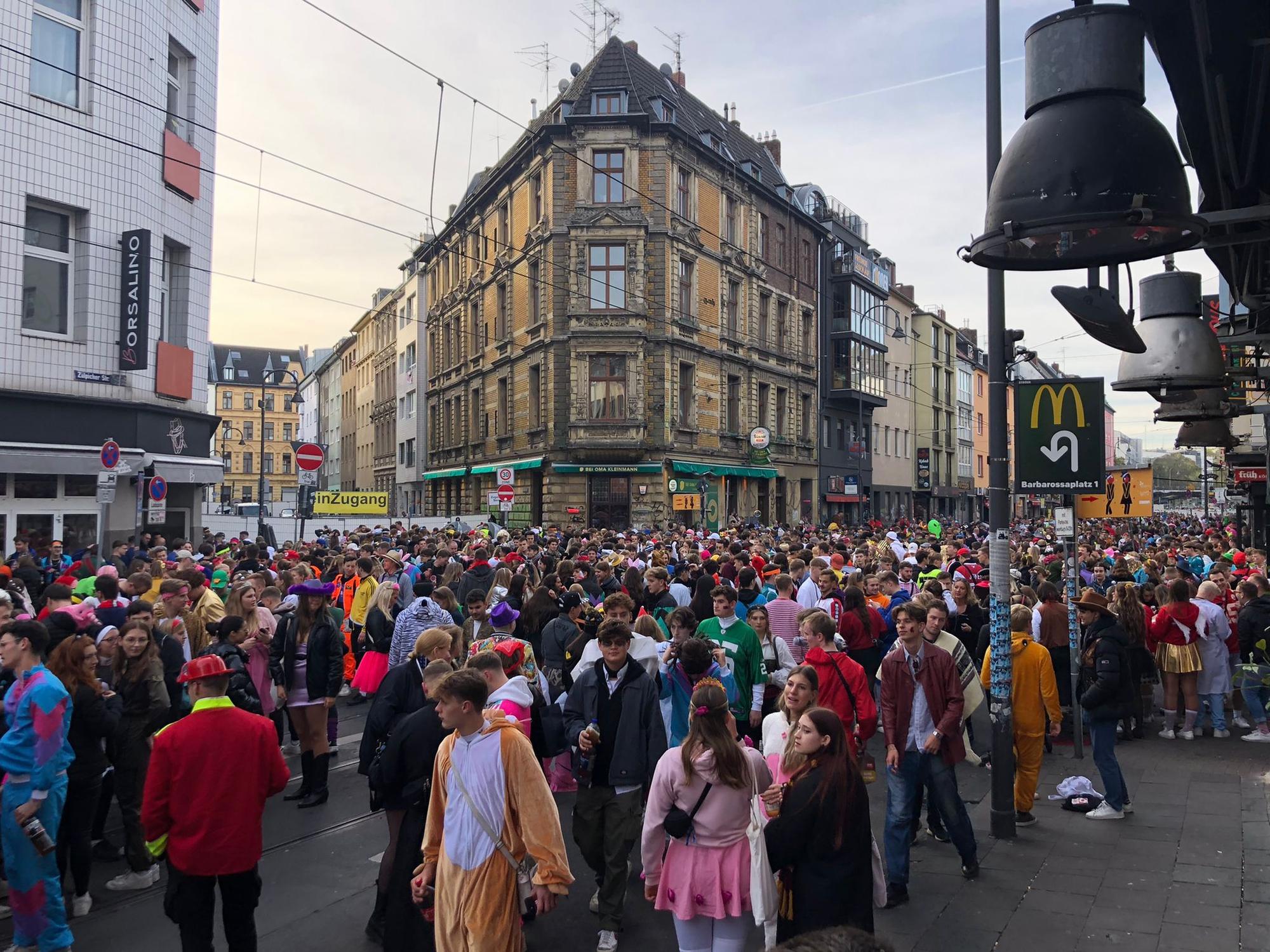 Das Geschehen auf der Zülpicher Straße am 11.11. in Köln.