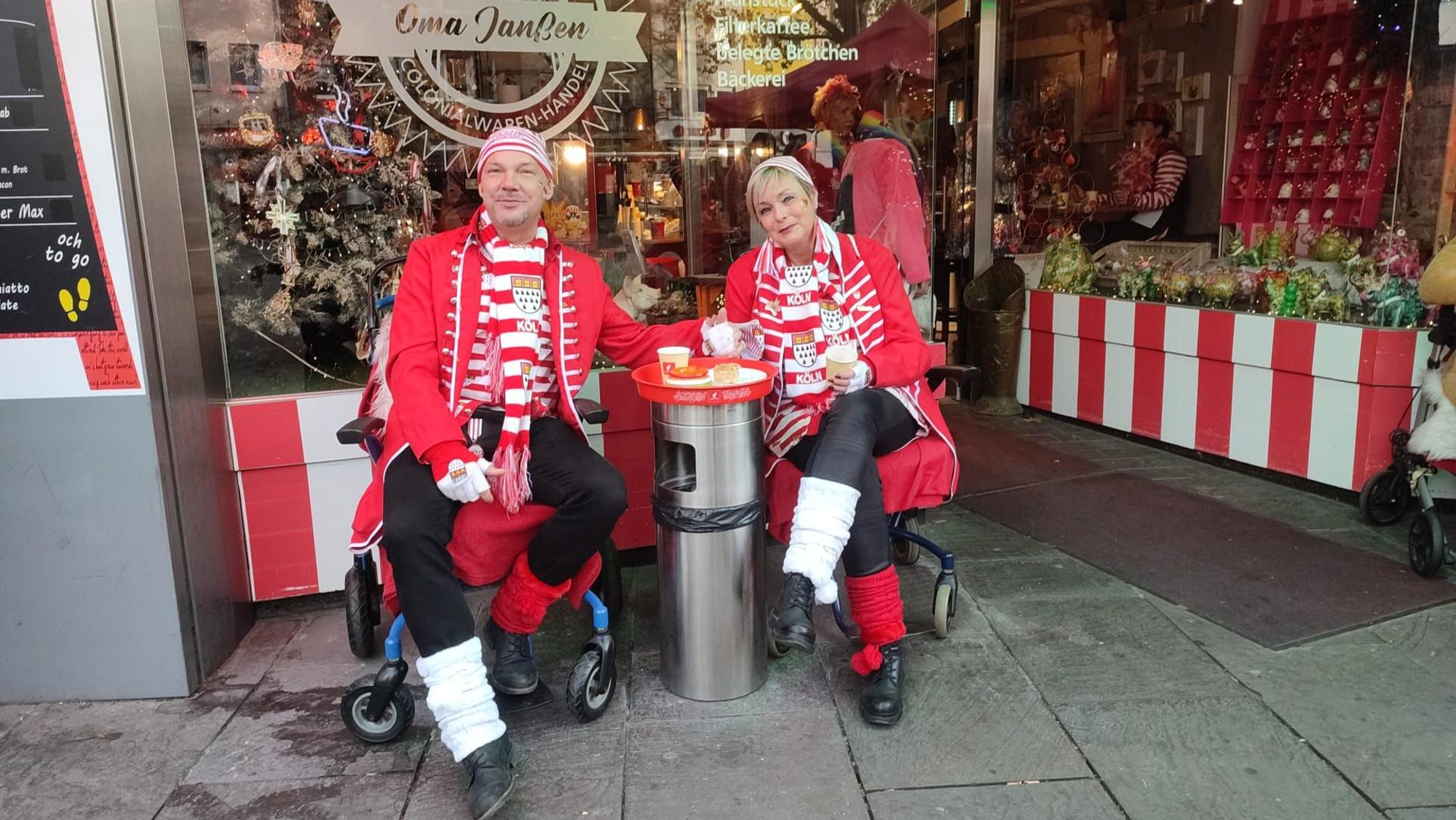 Kommen aus Hagen, sind immer auf dem Altermarkt dabei. Martin und Claudia sind Geschwister und lieben den Kölner Karneval über alles
