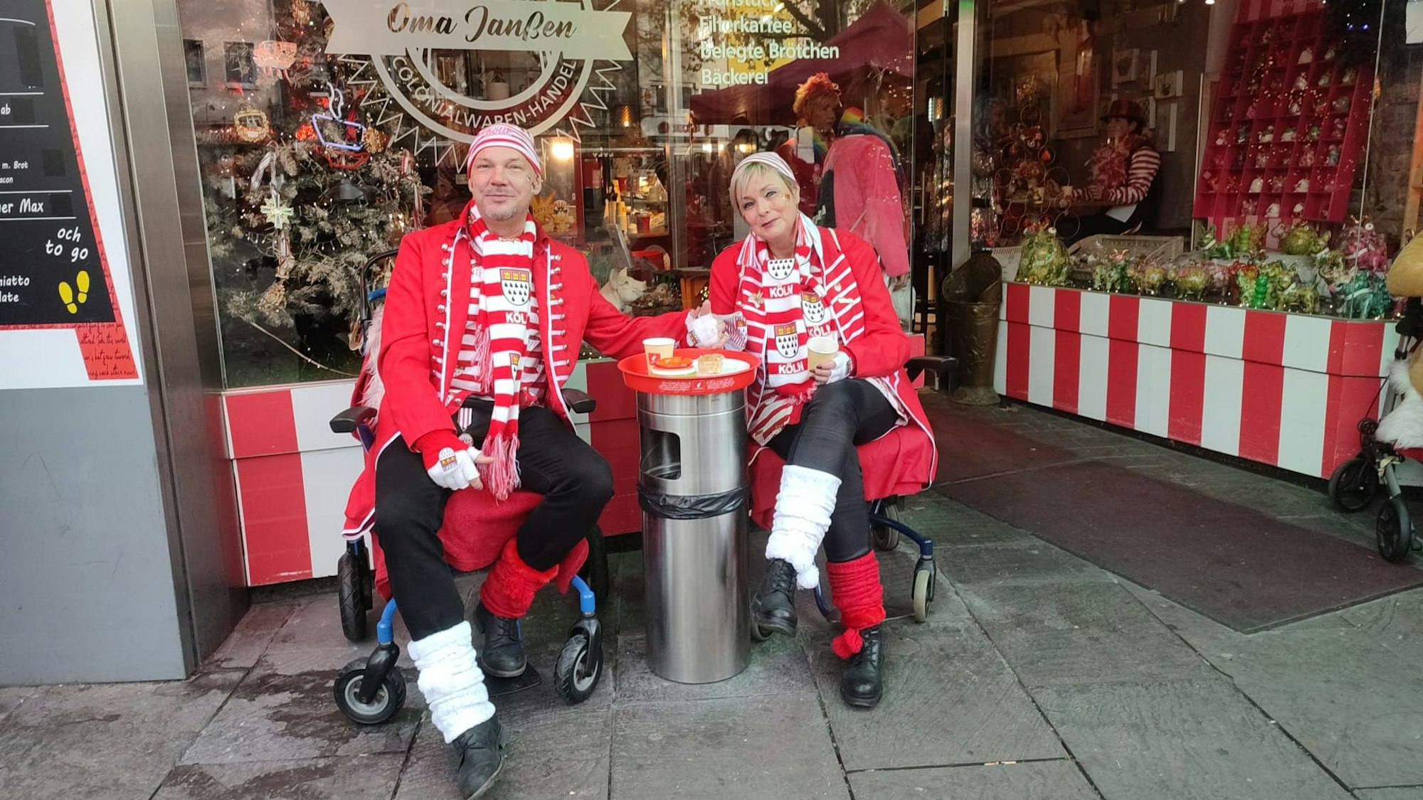 Kommen aus Hagen, sind immer auf dem Altermarkt dabei. Martin und Claudia sind Geschwister und lieben den Kölner Karneval über alles