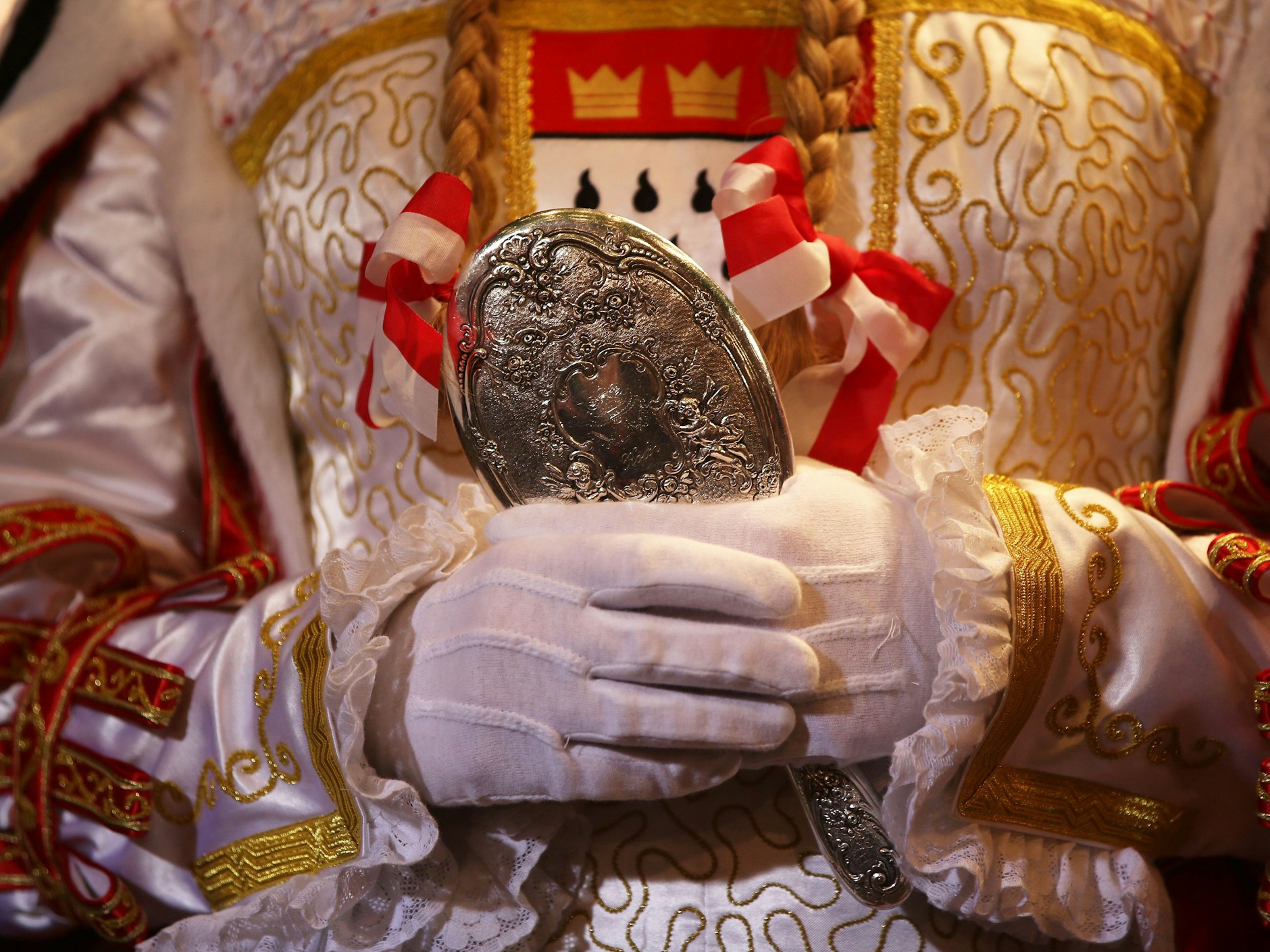 Jungfrau (Stefan Knepper), hier am 04. Februar in Köln bei einem Karnevalsauftritt des Kölner Dreigestirns.