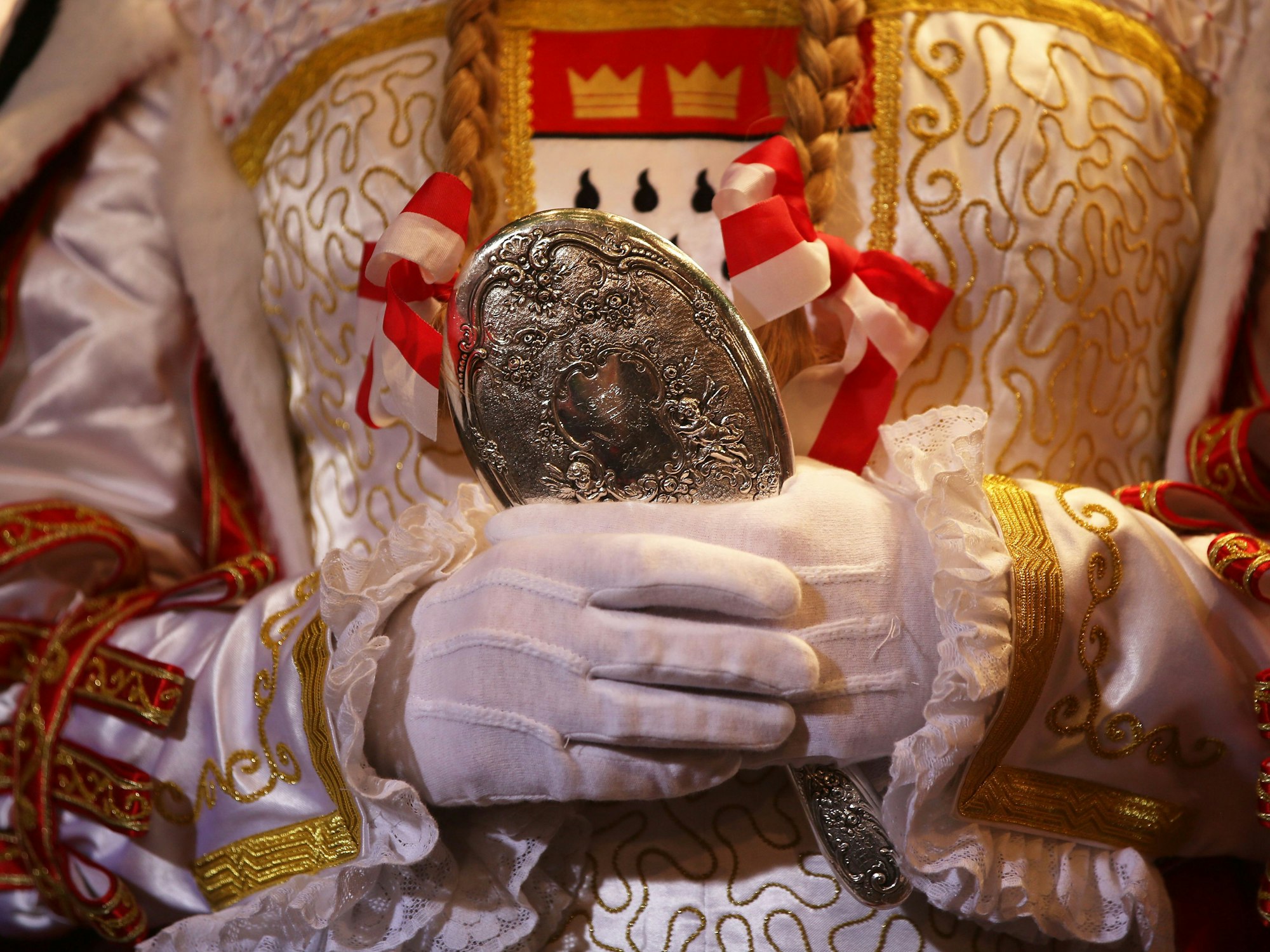 Jungfrau (Stefan Knepper), hier am 04. Februar in Köln bei einem Karnevalsauftritt des Kölner Dreigestirns.