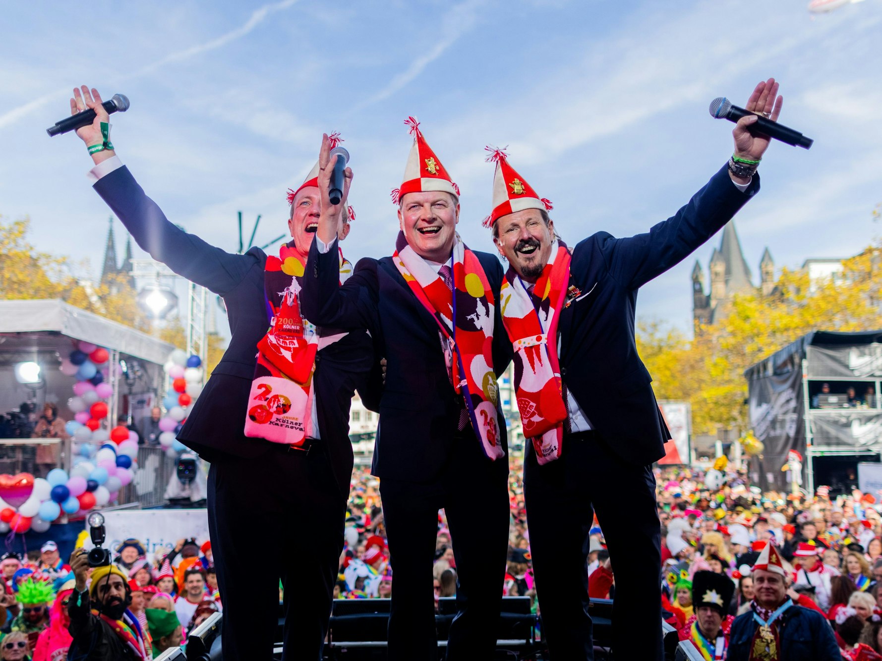 Das designierte Kölner Dreigestirn der Session 2023, hier beim Auftakt der Karnevalssession auf dem Heumarkt am 11. November 2022.