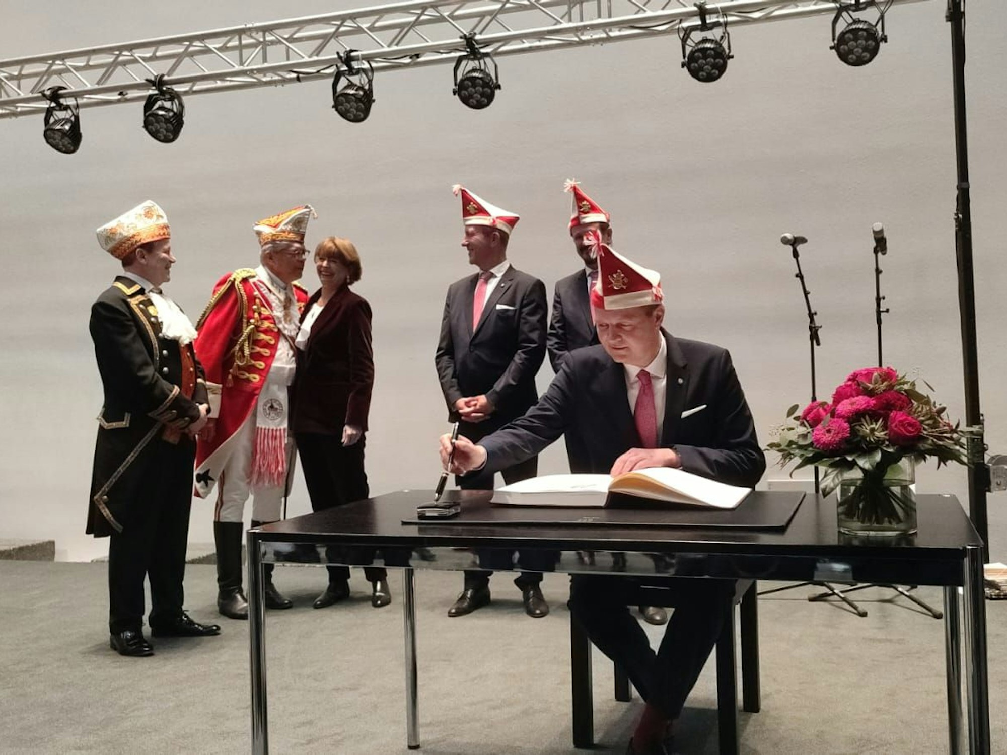 Das Dreigstirn trägt sich ins Gästebuch der Stadt Köln ein.