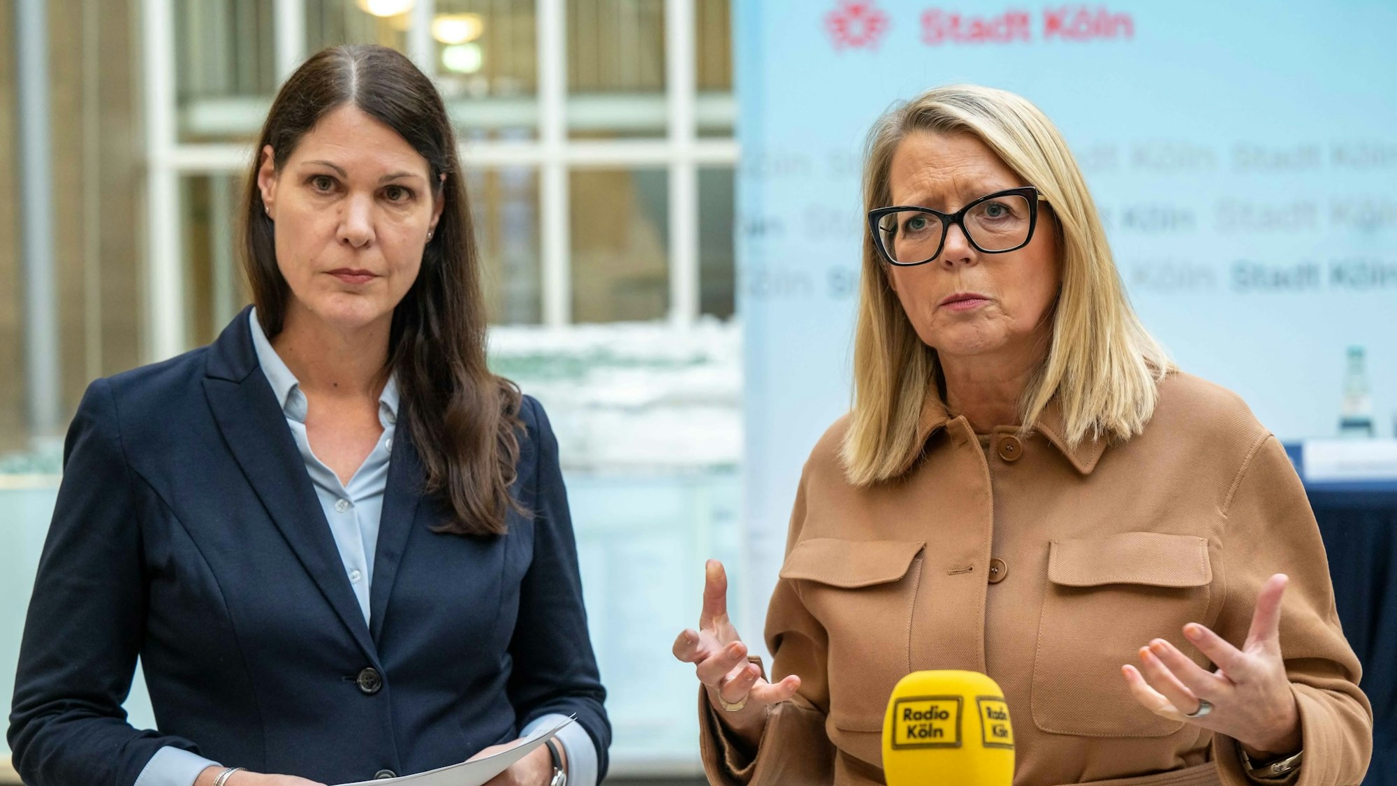 Stadtdirektorin Andrea Blome (re) und Ordnungsamtsleiterin Athene Hammerich ziehen Zwischenbilanz nach dem Sessionsauftakt am 11.11.2022.