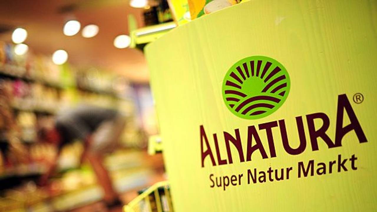 Das Alnatura-Logo in einem Alnatura Super Natur Markt.