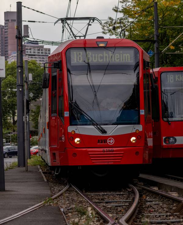 Eine KVB Stadtbahnlinie 18 am Barbarossaplatz in Köln. Ein Verdi-Streik trifft auch die KVB – vier Linien sind betroffen, darunter auch die Stadtbahnlinie 18.