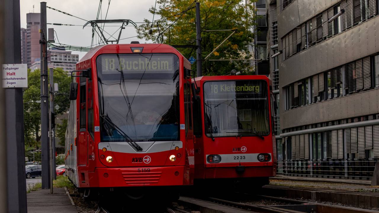 Eine KVB Stadtbahnlinie 18 am Barbarossaplatz in Köln. Ein Verdi-Streik trifft auch die KVB – vier Linien sind betroffen, darunter auch die Stadtbahnlinie 18.