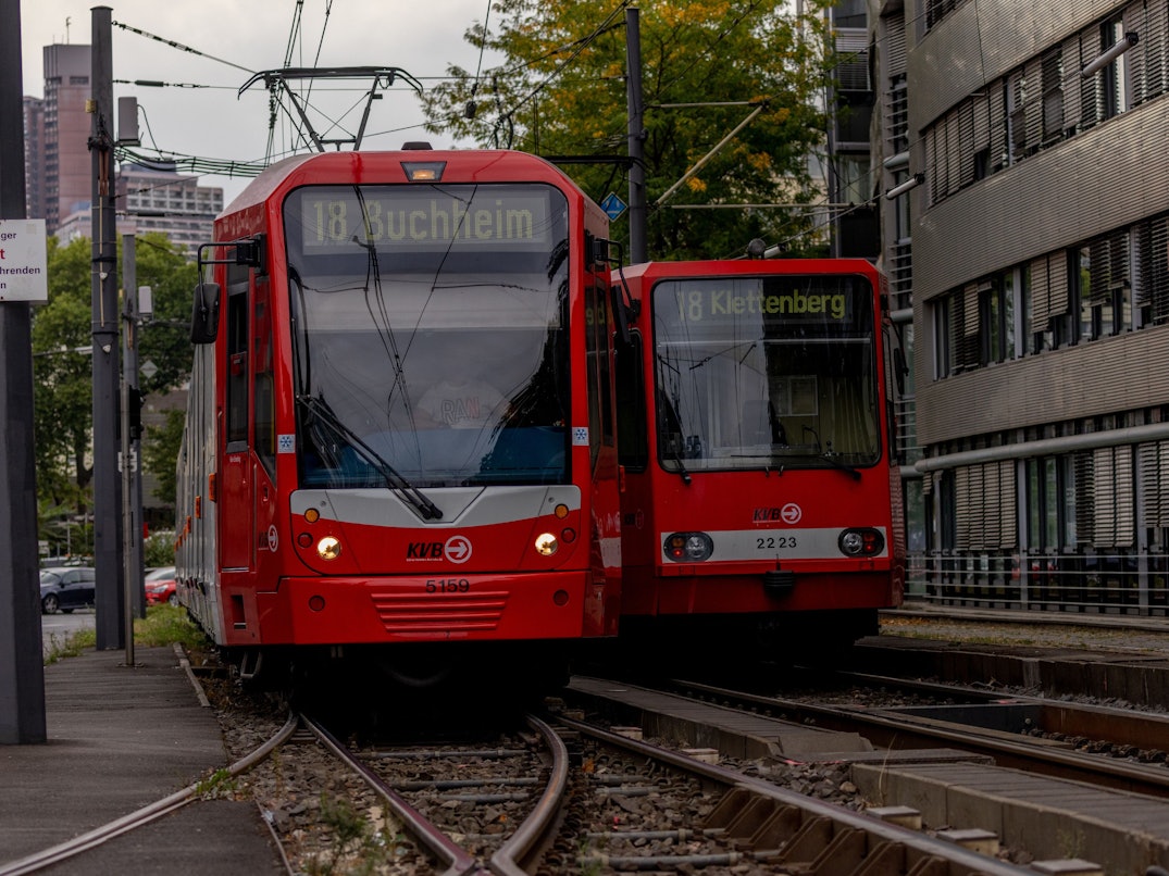 KVB Stadtbahnlinie 18 am Barbarossaplatz in Köln.