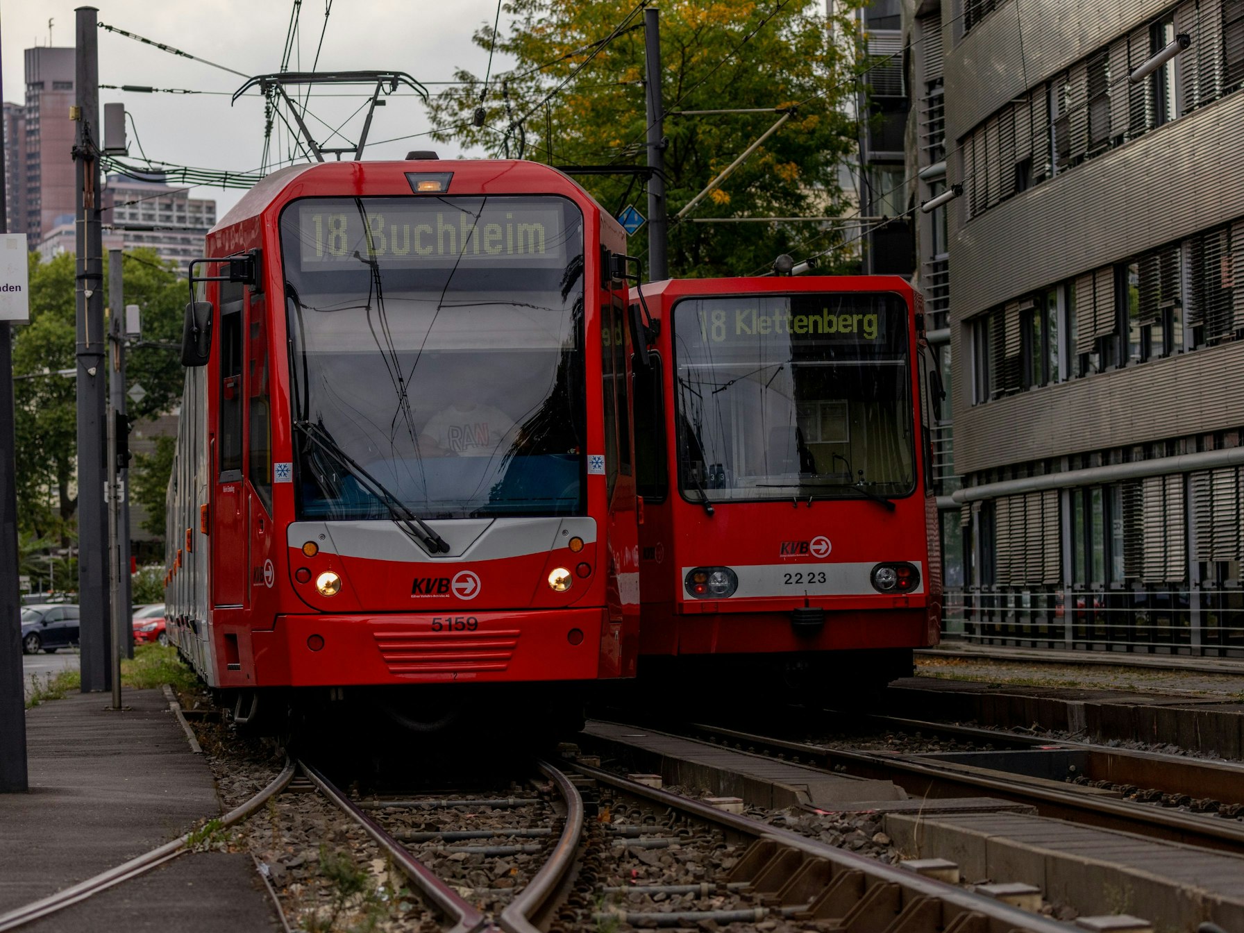KVB Stadtbahnlinie 18 stehen am Barbarossaplatz in Köln.