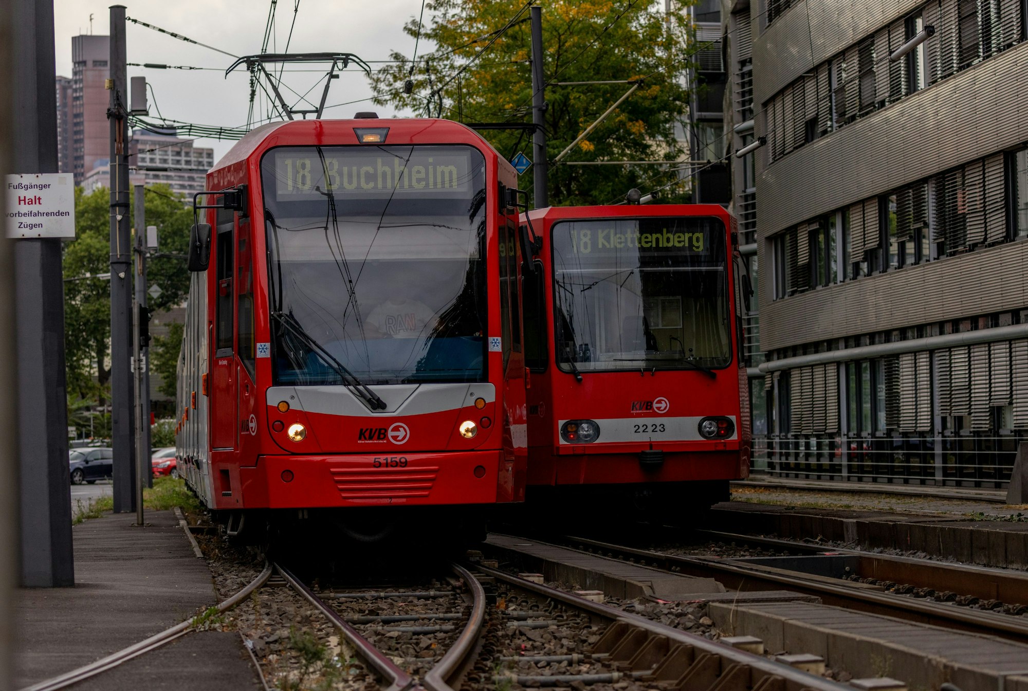 KVB Stadtbahnlinie 18 am Barbarossaplatz in Köln.