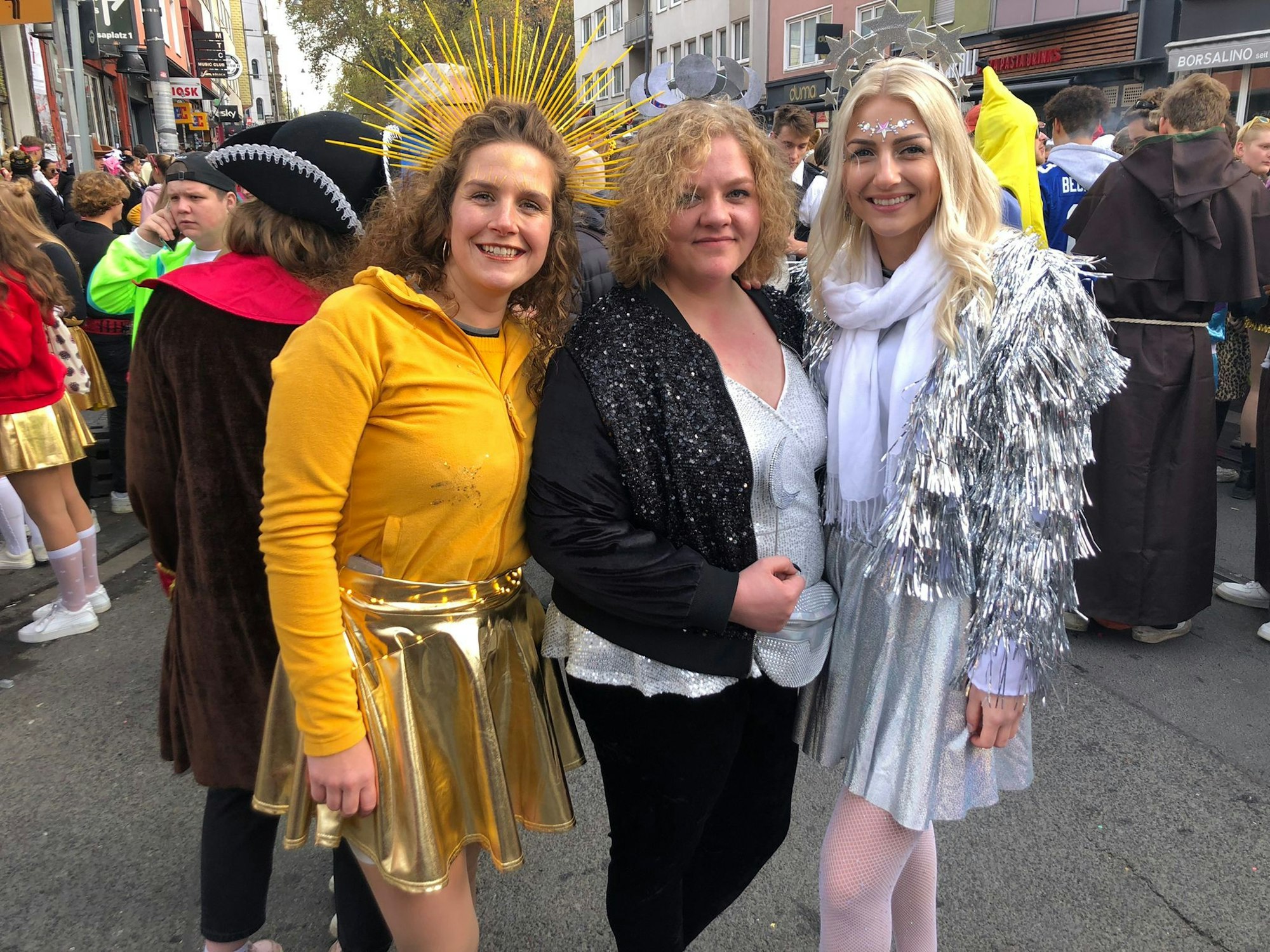 Coco, Dana, Lisa (v.l) aus Nordhorn sind als Sonne, Mond und Sterne verkleidet.