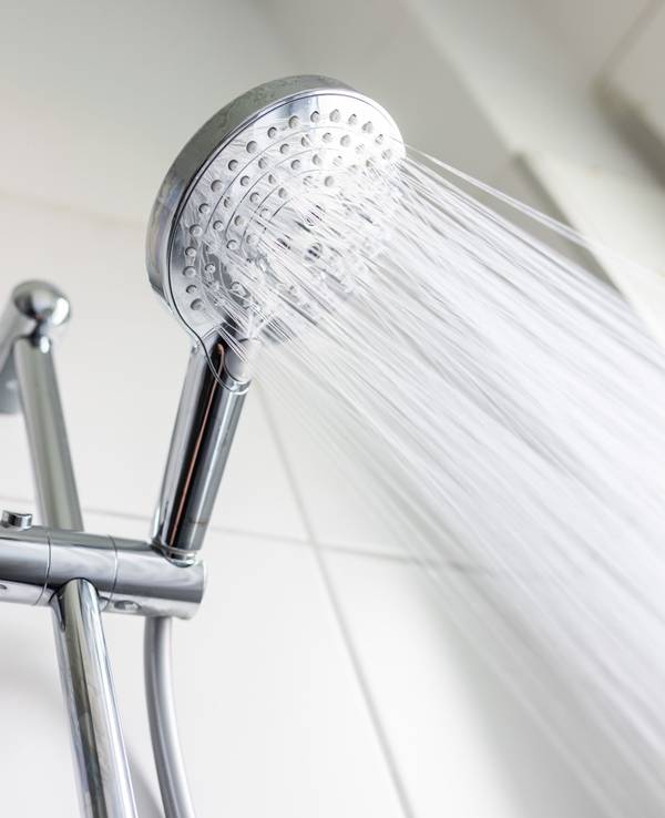 Wasser läuft aus einem Wasserhahn einer Dusche.
