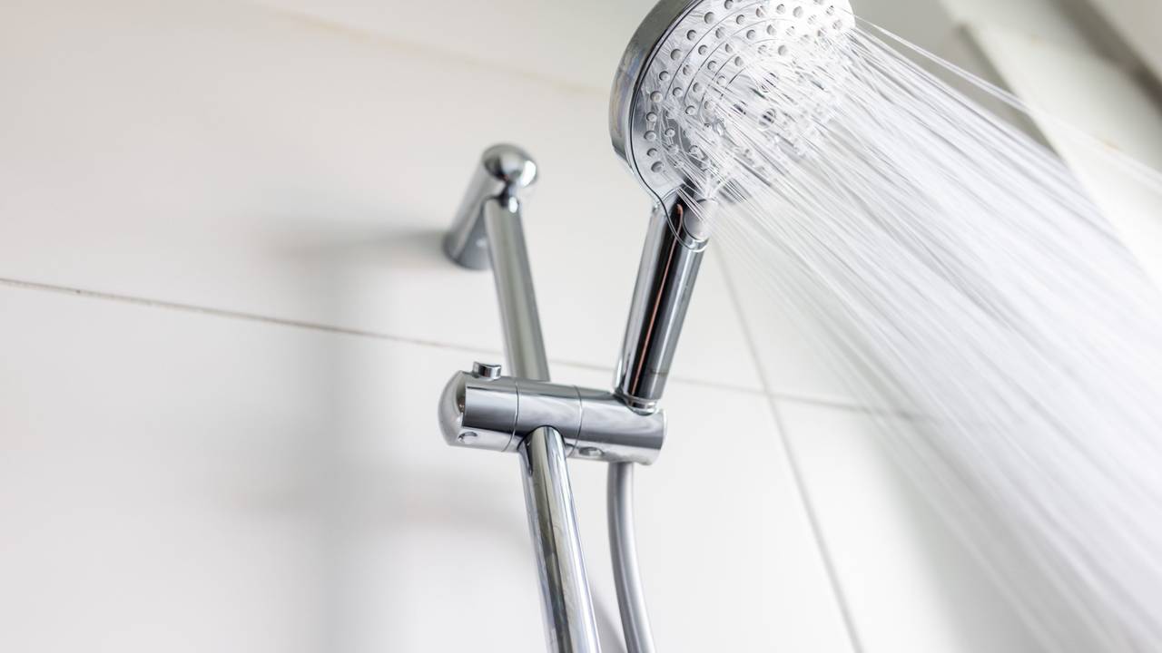 Wasser läuft aus einem Wasserhahn einer Dusche.