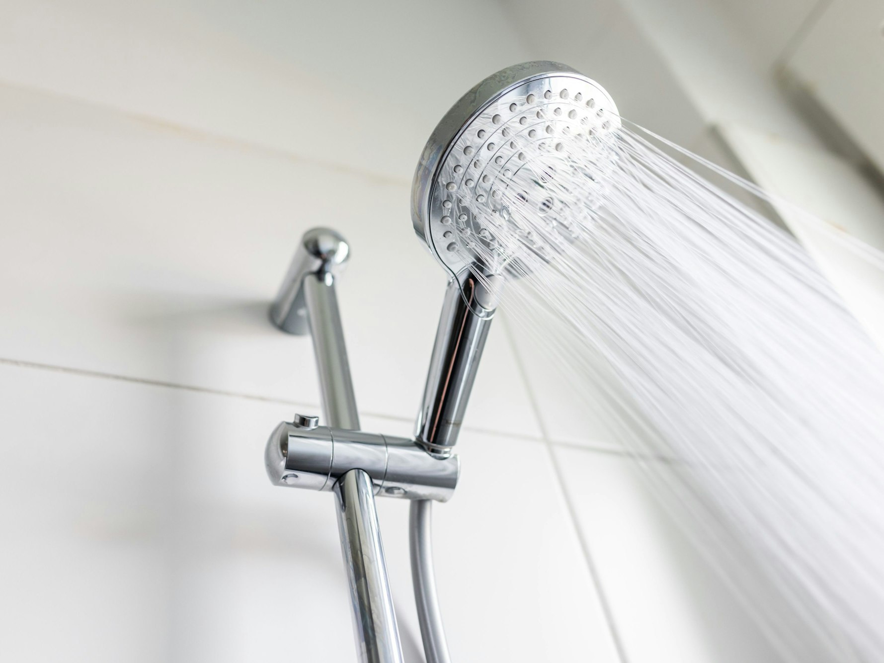 Wasser läuft aus einem Wasserhahn einer Dusche.