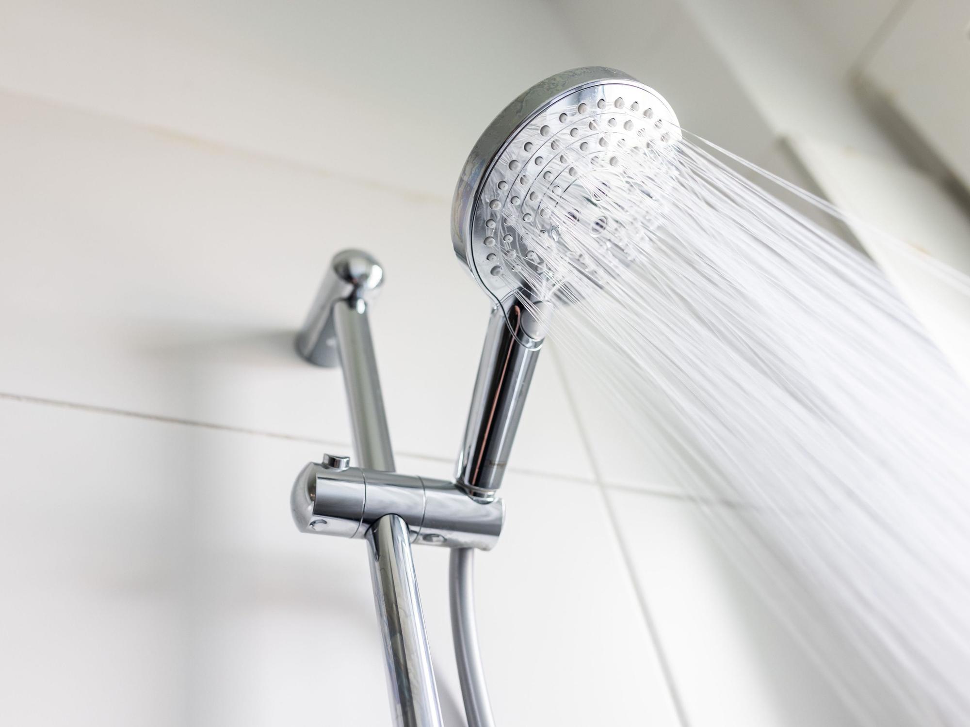 Wasser läuft aus einem Wasserhahn einer Dusche.