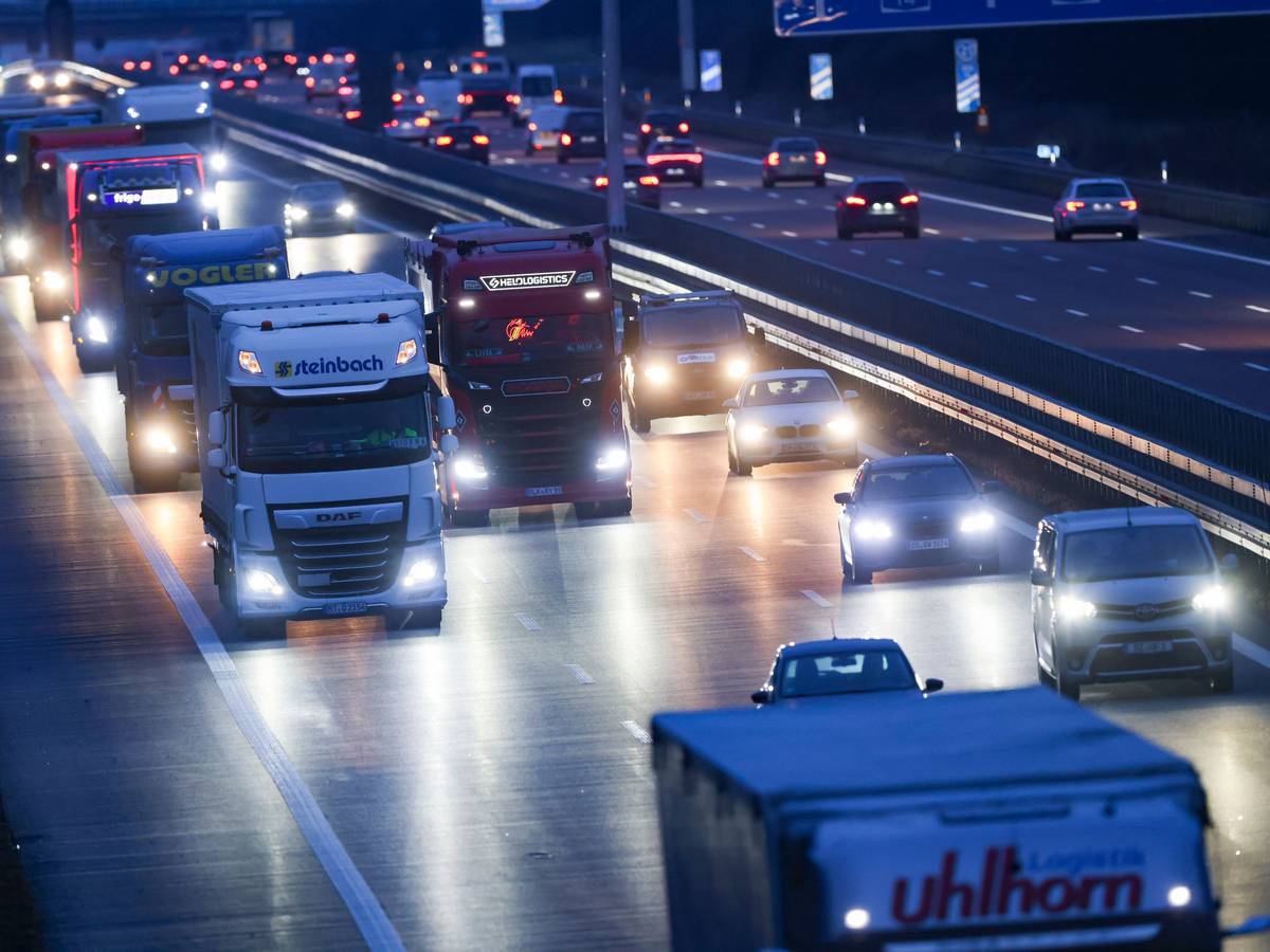 Autos und Lastkraftwagen fahren am frühen Morgen über die A14 bei Radefeld.