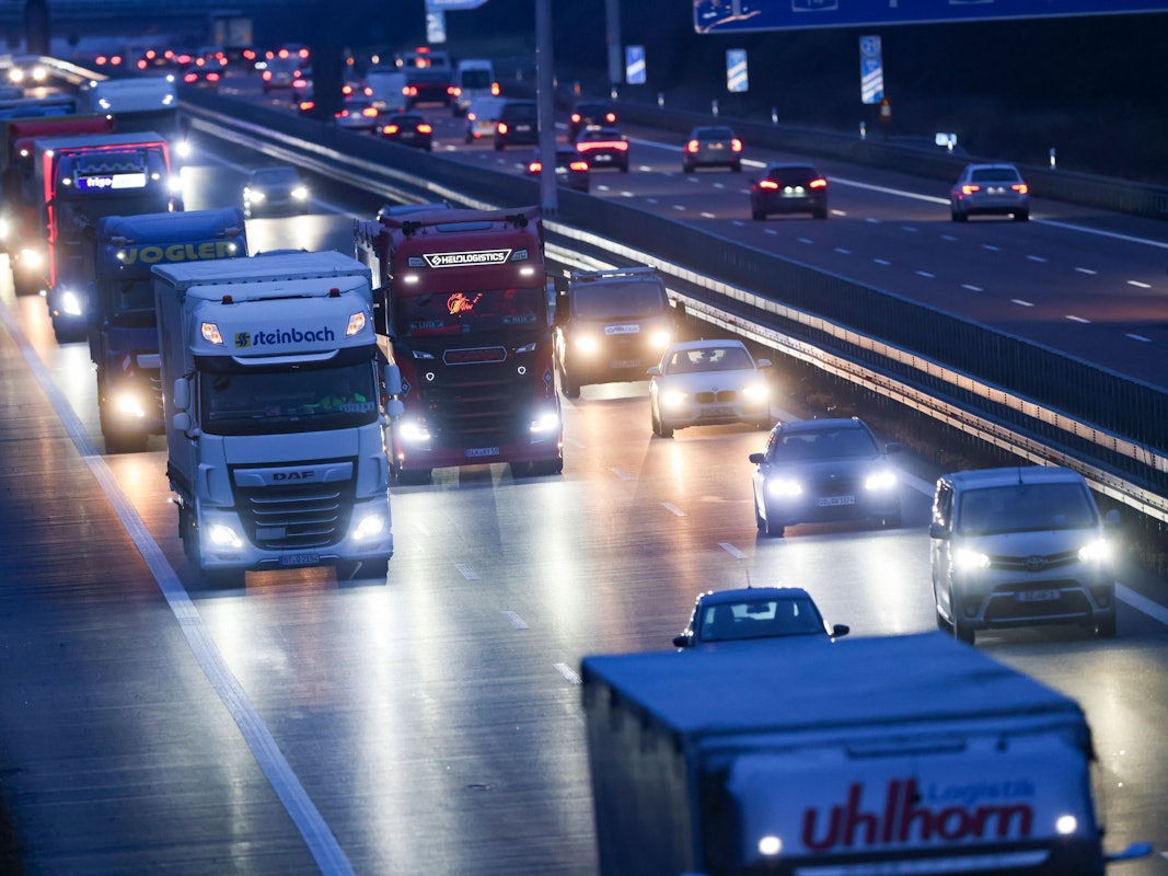 Autos und Lastkraftwagen fahren am frühen Morgen über die A14 bei Radefeld.