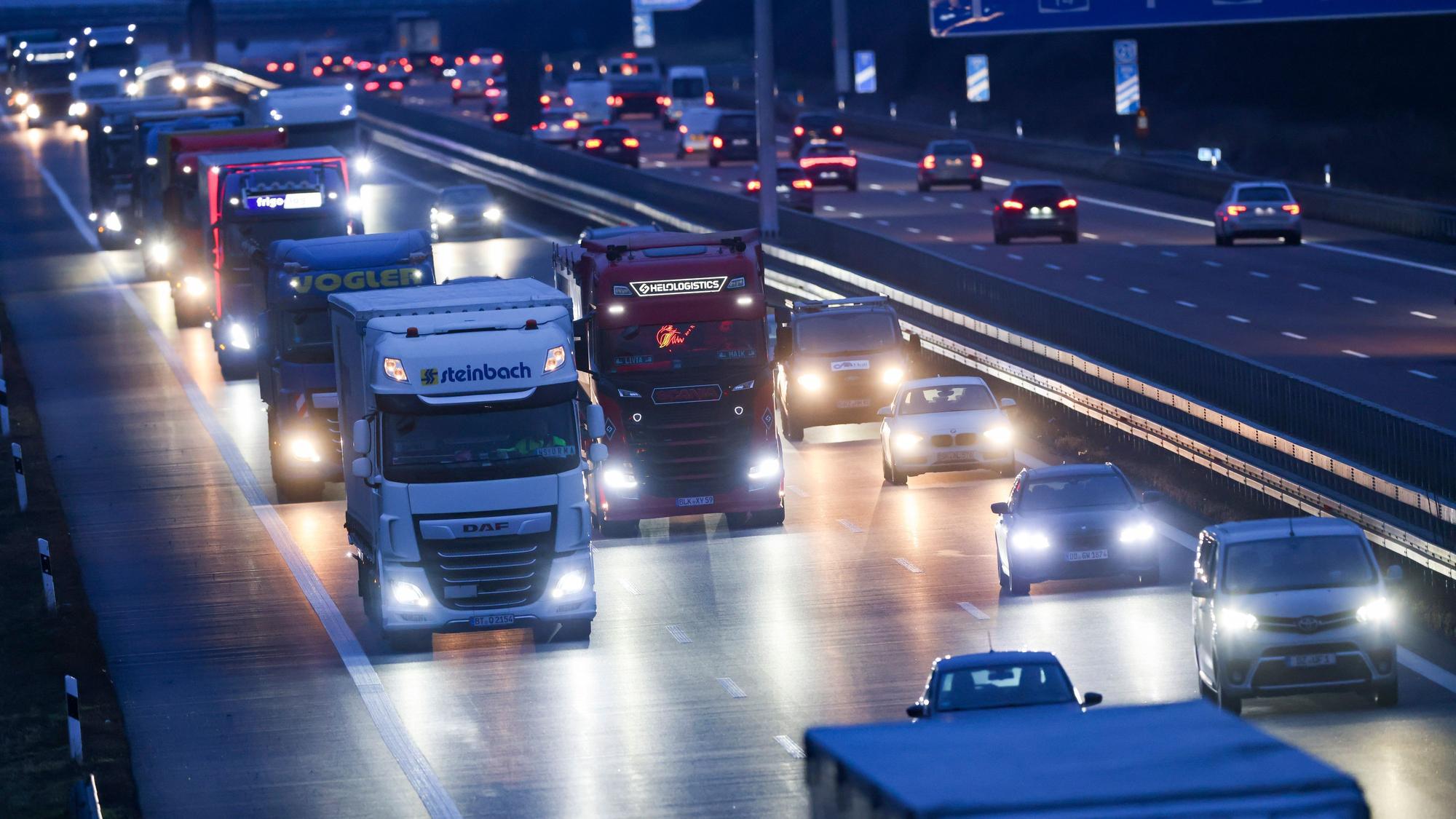 Autos und Lastkraftwagen fahren am frühen Morgen über die A14 bei Radefeld.