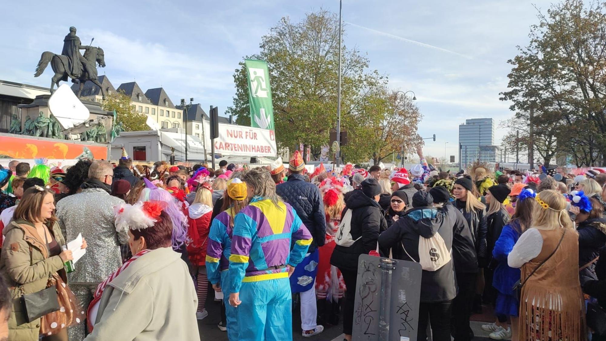 Am Eingang zum Heumarkt in Köln staut es sich.
