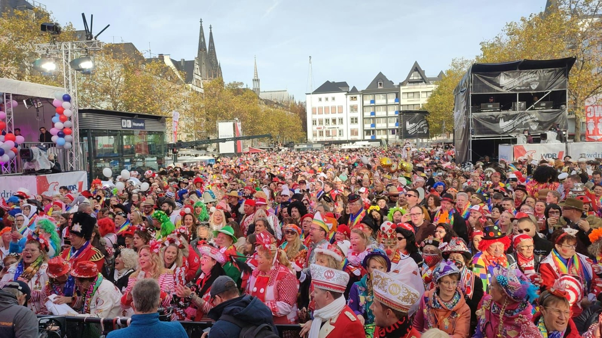 Der Heumarkt am 11.11. ist voll, alle fiebern auf 11.11 Uhr hin.