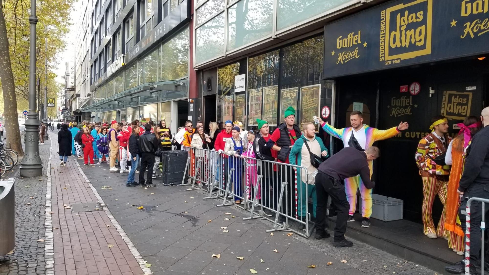 Lange Schlange vor dem Ding am 11.11. in Köln.