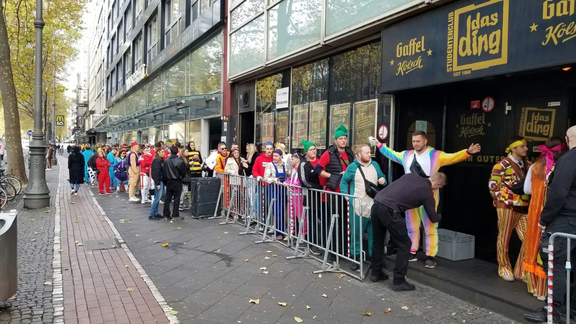 Lange Schlange vor dem Ding am 11.11. in Köln.