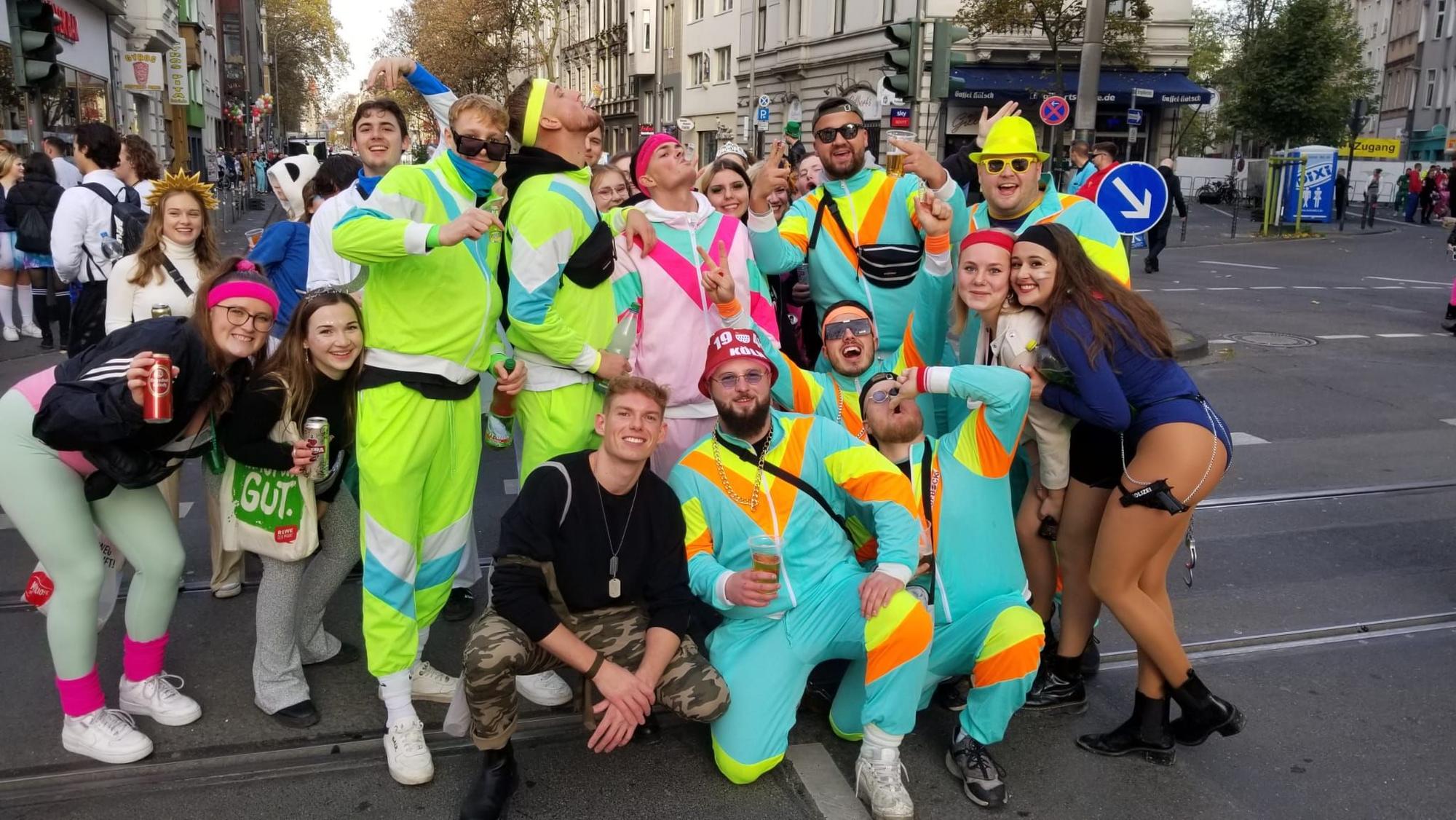 Die Mannschaft des SC Uckerath auf der Zülpicher Straße am 11.11. in Köln.