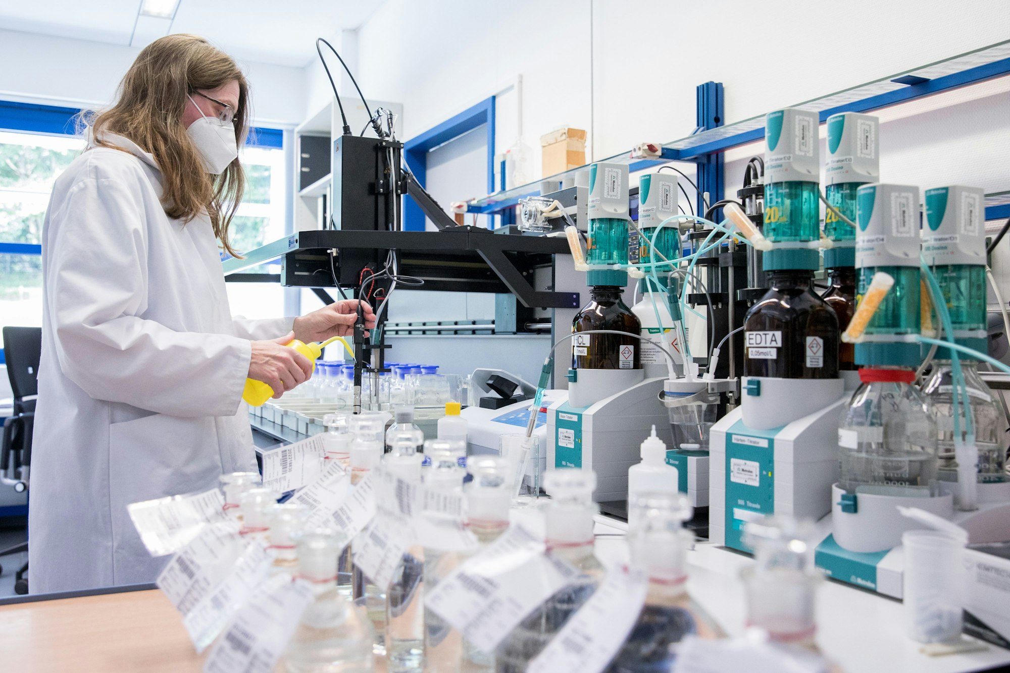 Eine Mitarbeiterin kontrolliert am 19. Mai 2022 die Trinkwasserqualität in einem Labor bei der Rheinenergie.