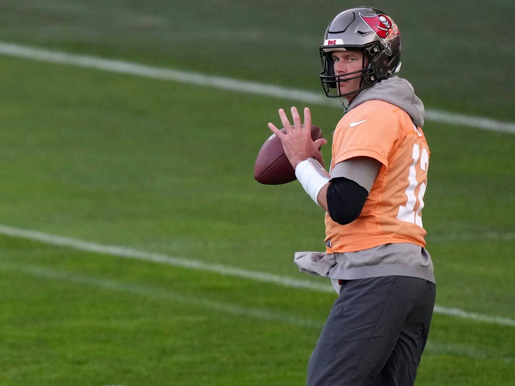 Tom Brady im Training vor einem Passversuch.