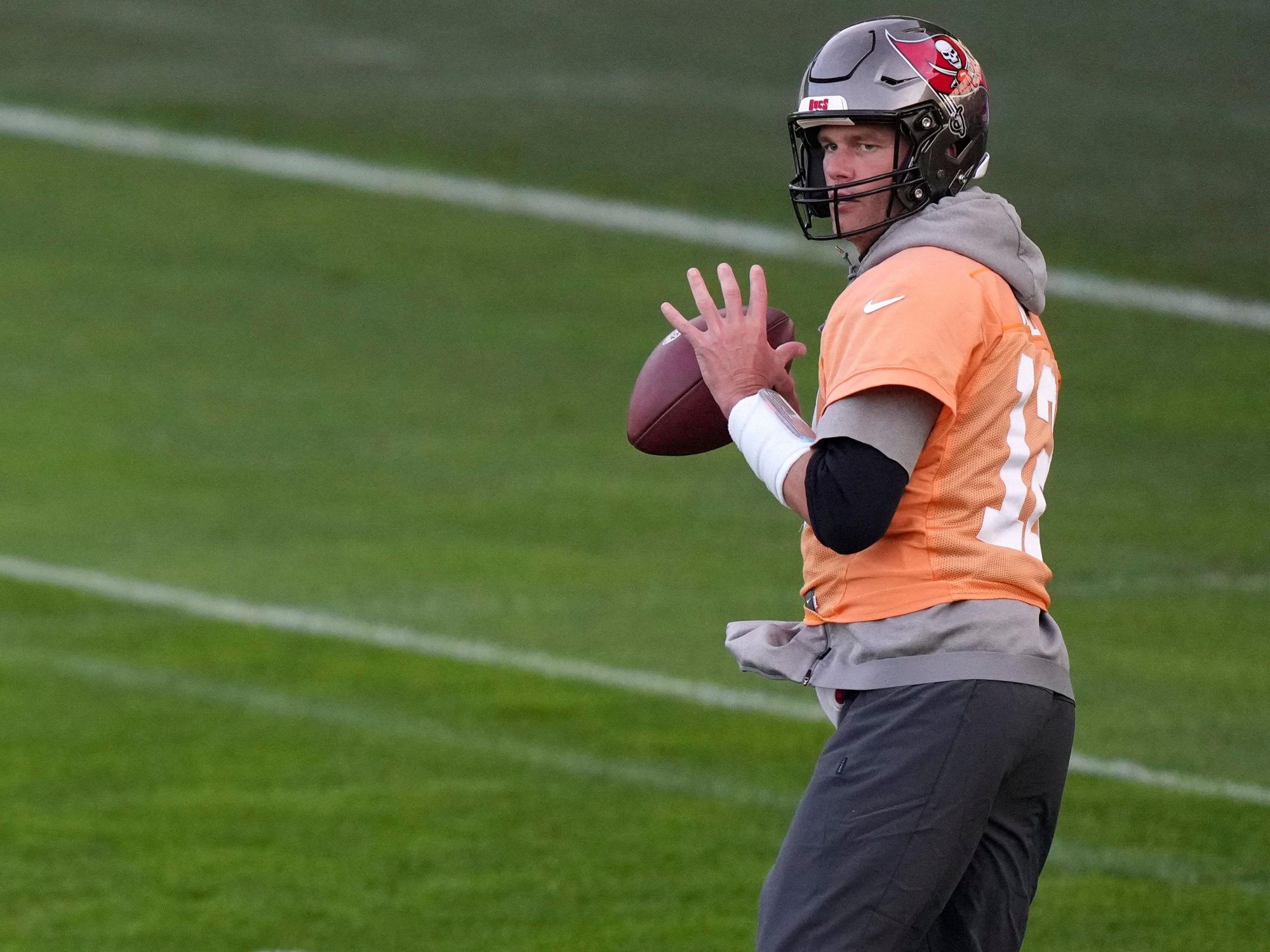 Tom Brady im Training vor einem Passversuch.