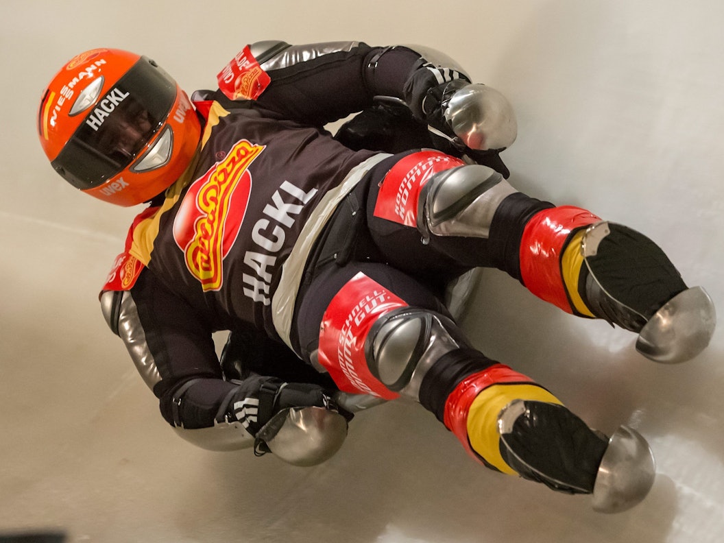 Der ehemalige Rennrodler Georg Hackl fährt bei der Wok-WM durch den Eiskanal der Bob- und Rodelbahn Oberhof.