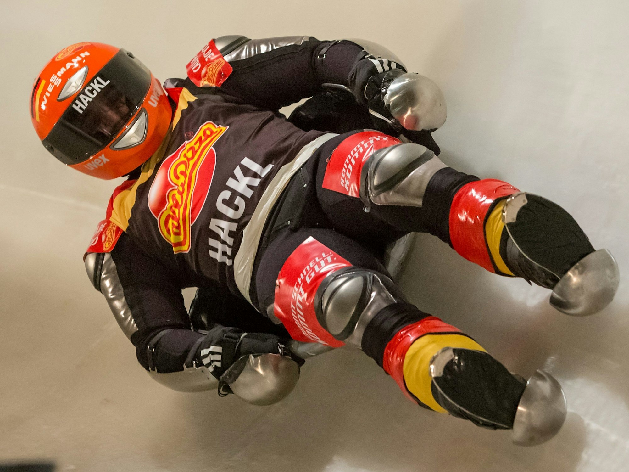 Der ehemalige Rennrodler Georg Hackl fährt bei der Wok-WM durch den Eiskanal der Bob- und Rodelbahn Oberhof.