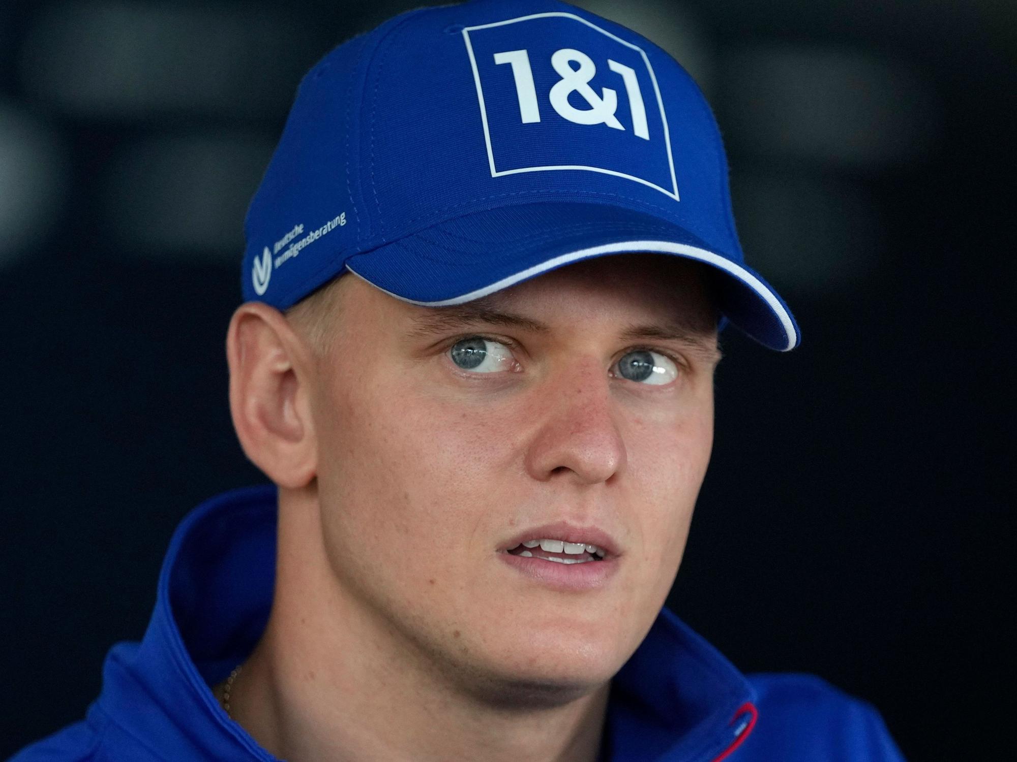 Mick Schumacher sitzt bei einer Formel-1-Pressekonferenz in Spielberg auf dem Podium.