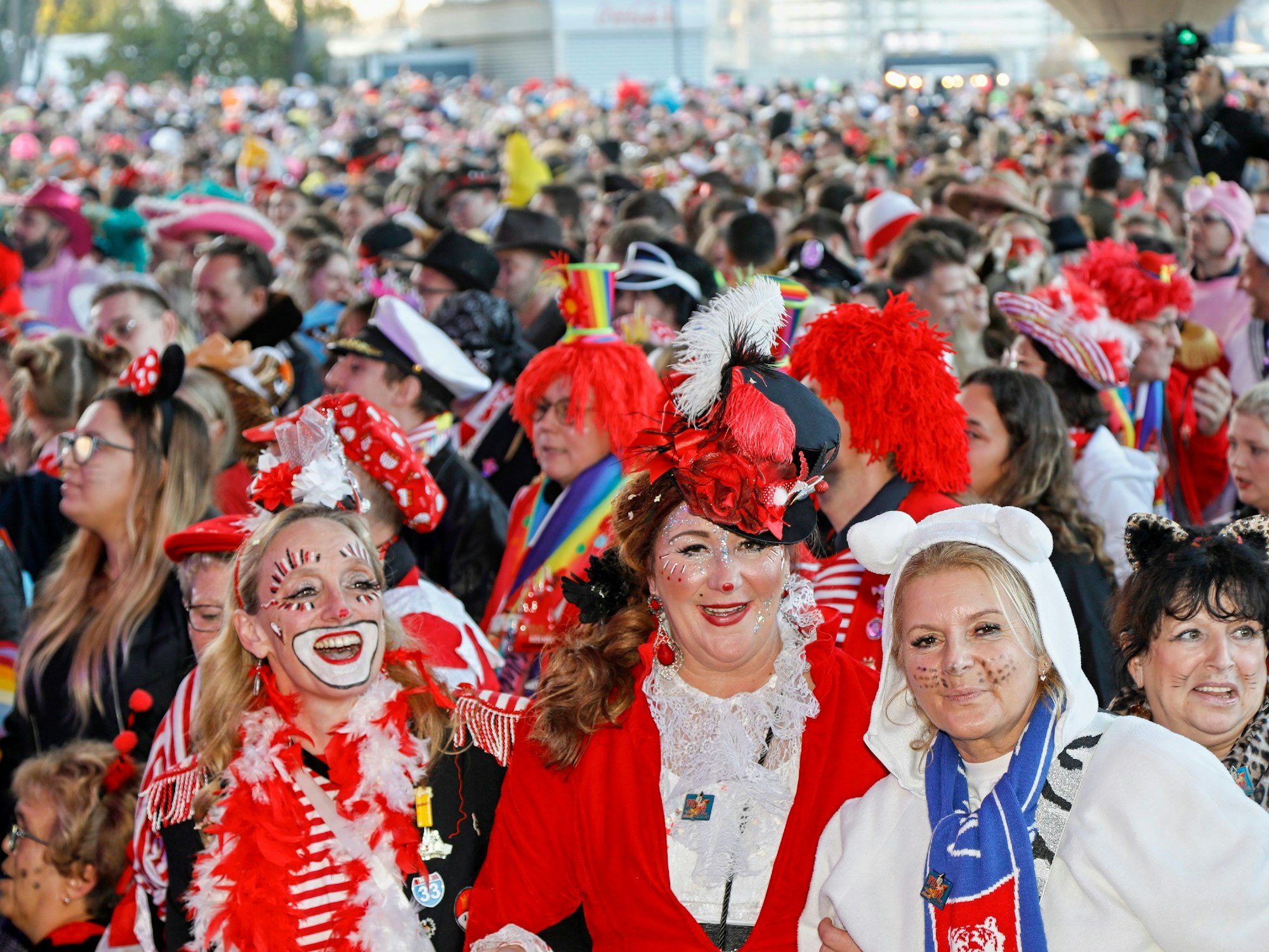 Kostümierte Frauen schauen in die Kamera.