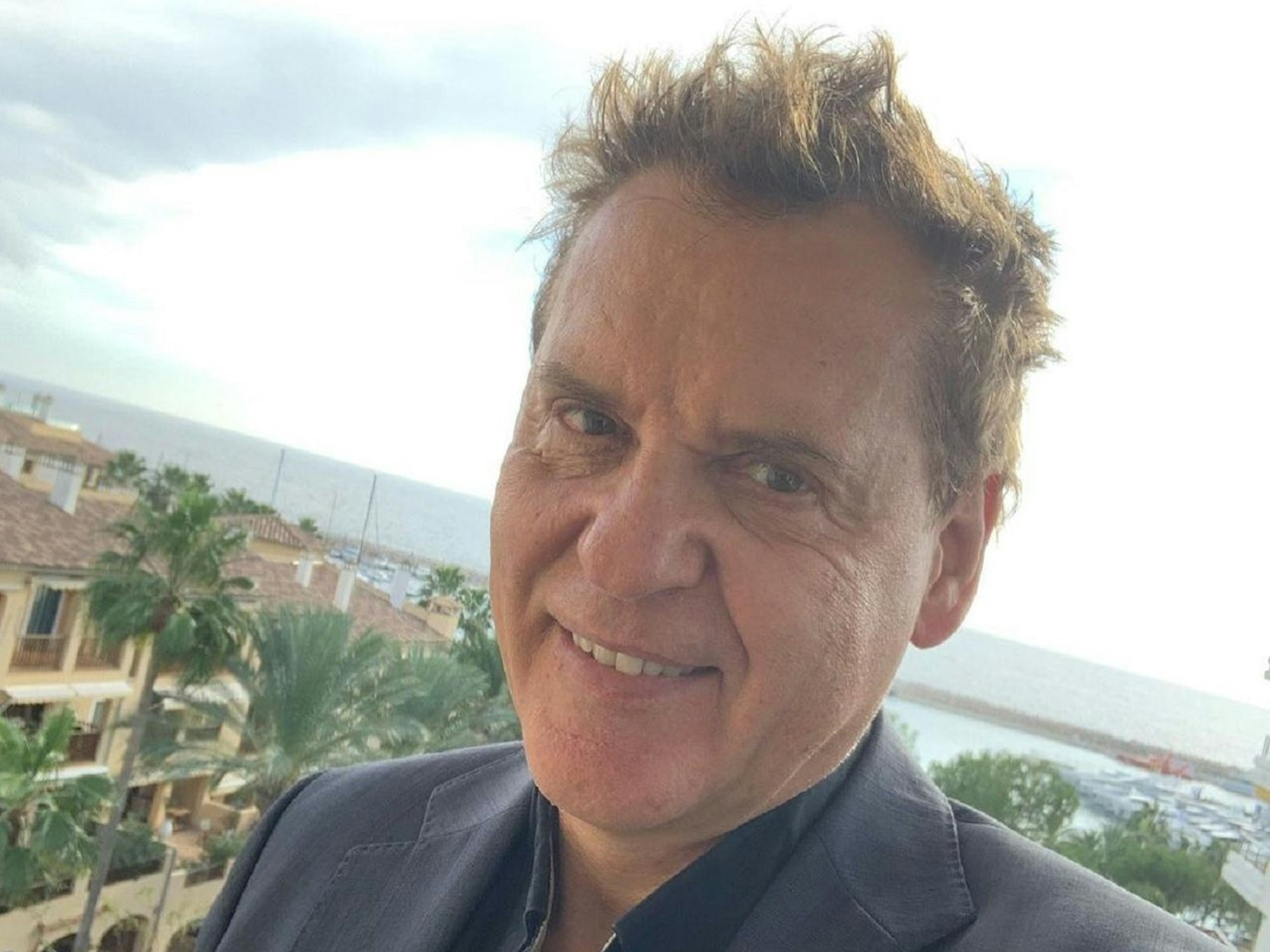 Kommentator Jörg Dahlmann lächelt für ein Selfie in die Kamera.