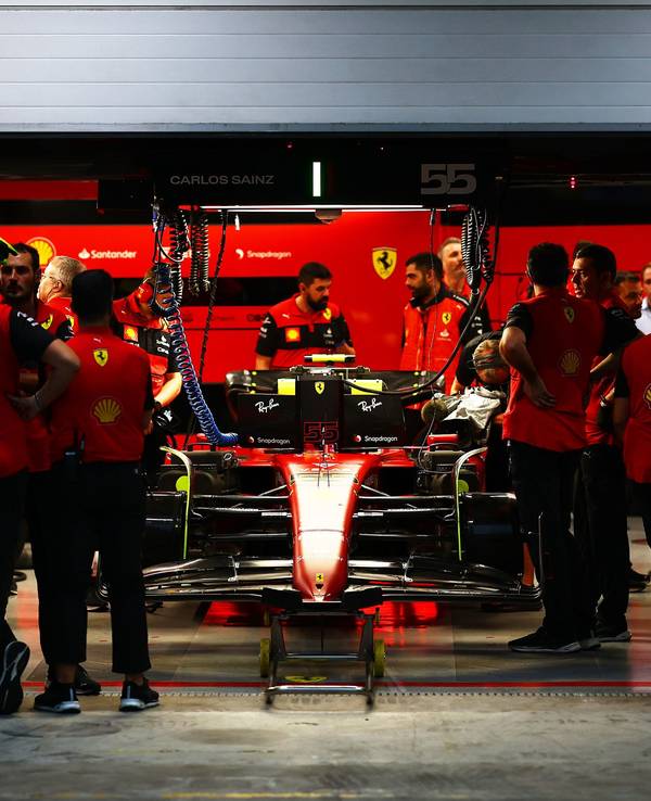 Carlos Sainz mit dem Ferrari im Autodromo Jose Carlos Pace