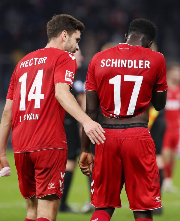 Jonas Hector nimmt Kingsley Schindler in den Arm.
