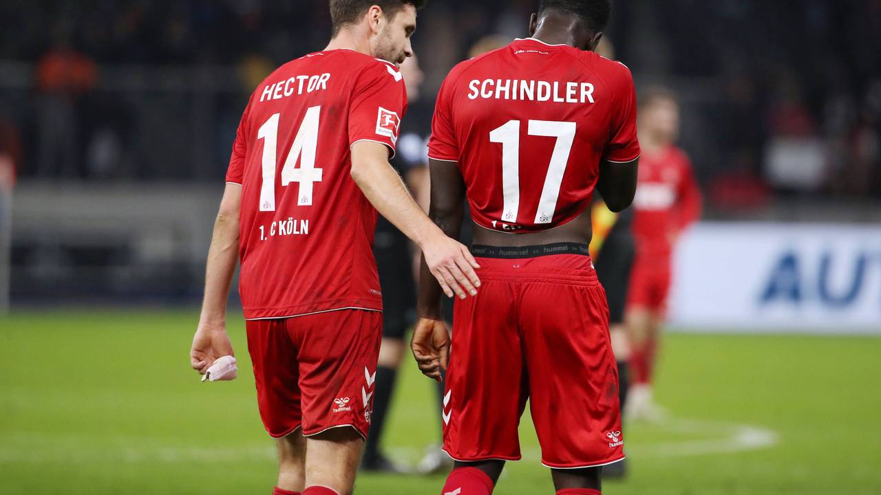 Jonas Hector nimmt Kingsley Schindler in den Arm.