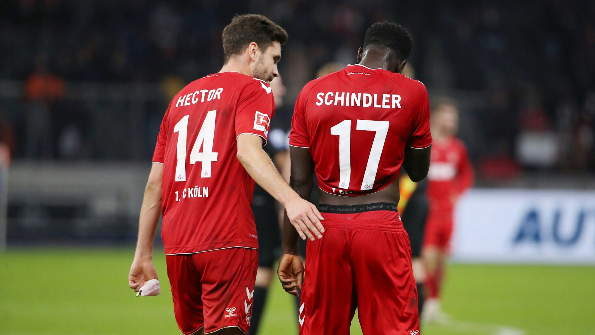 Jonas Hector nimmt Kingsley Schindler in den Arm.
